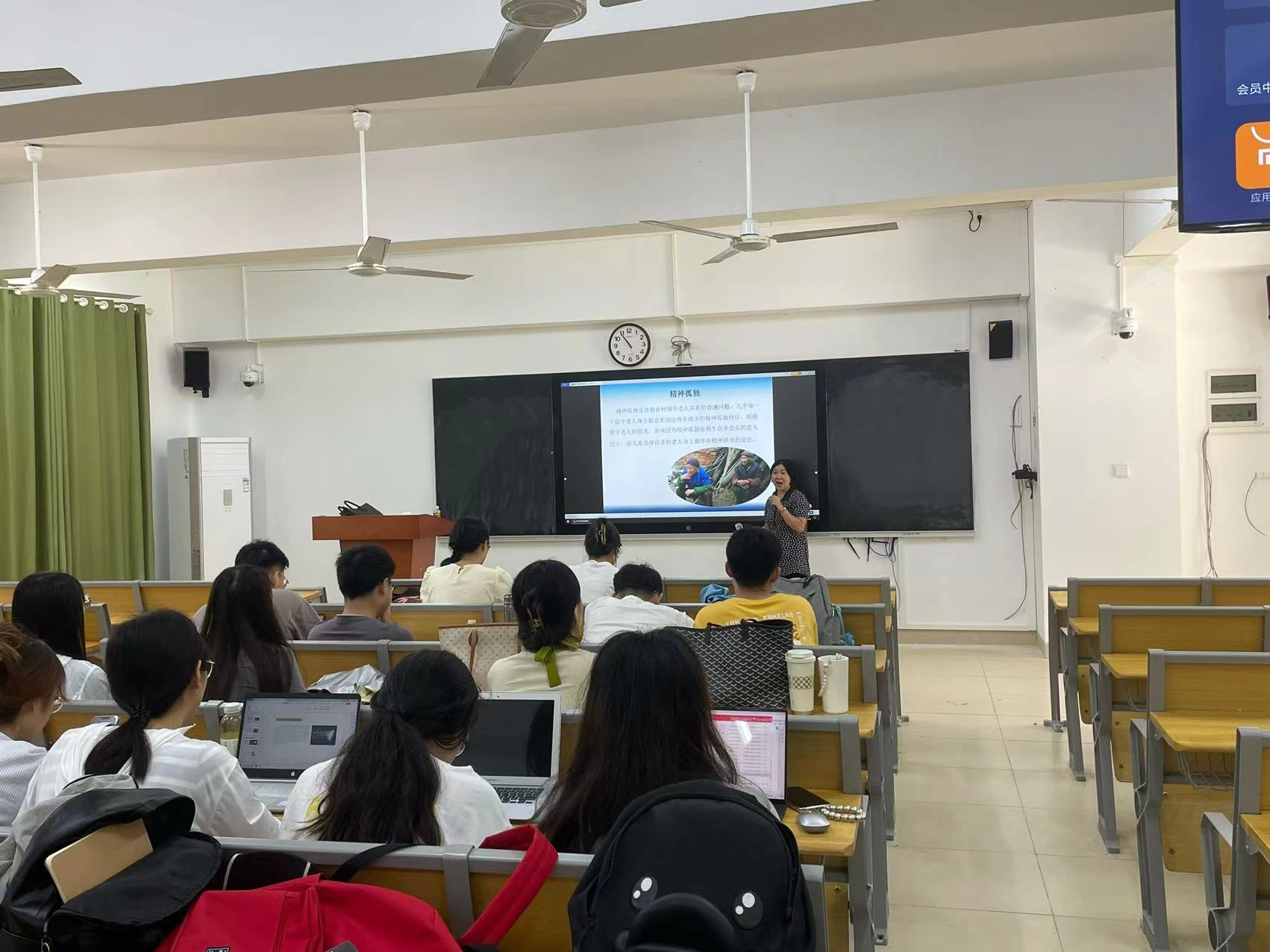 2022级理论经济学专业硕士研究生开展专题研讨会