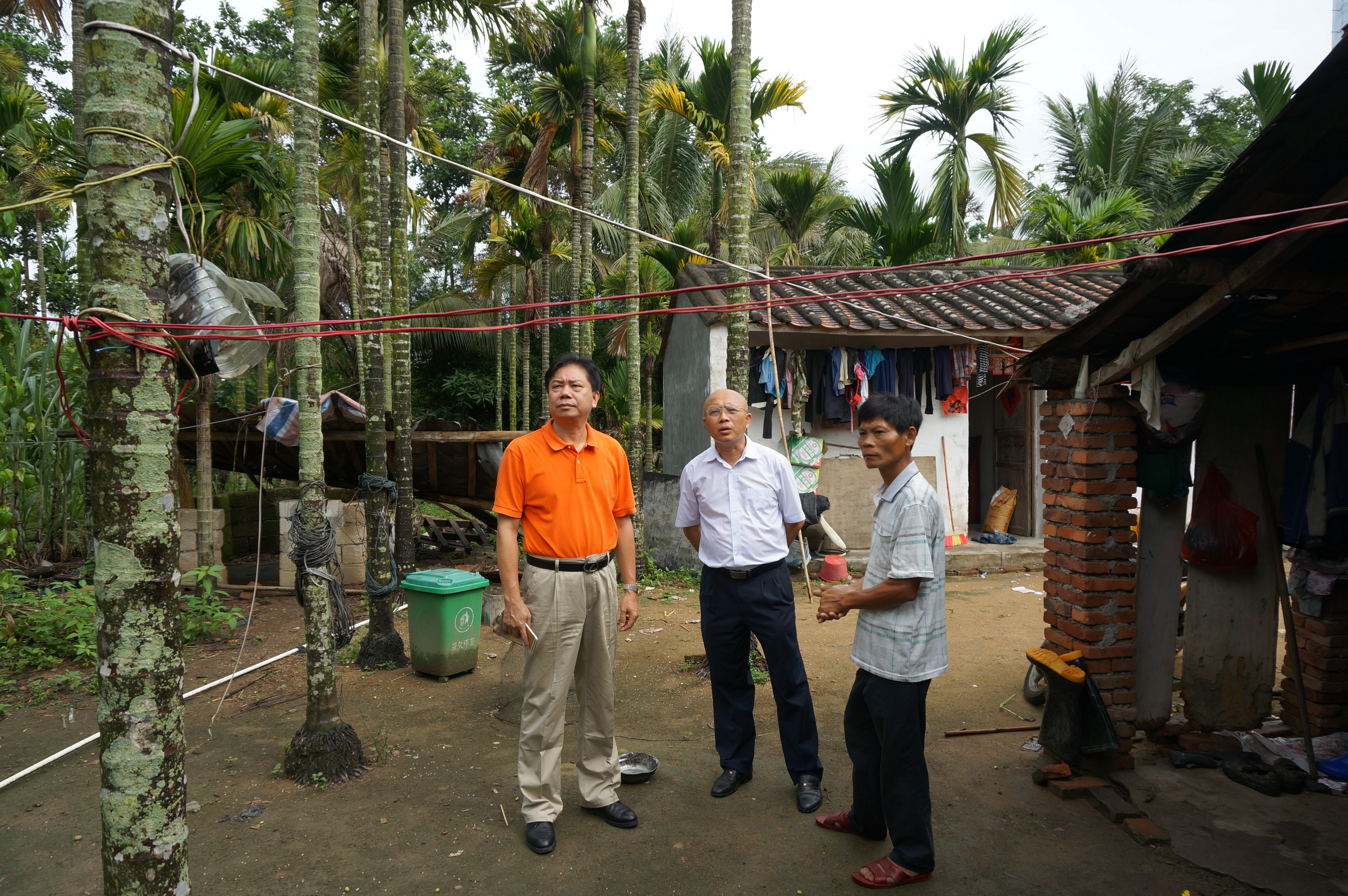 我院赴亚欠村开展扶贫活动