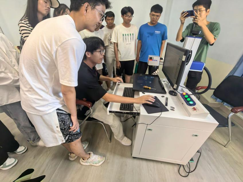 数学与统计学院参观数据科学与智慧教育活动