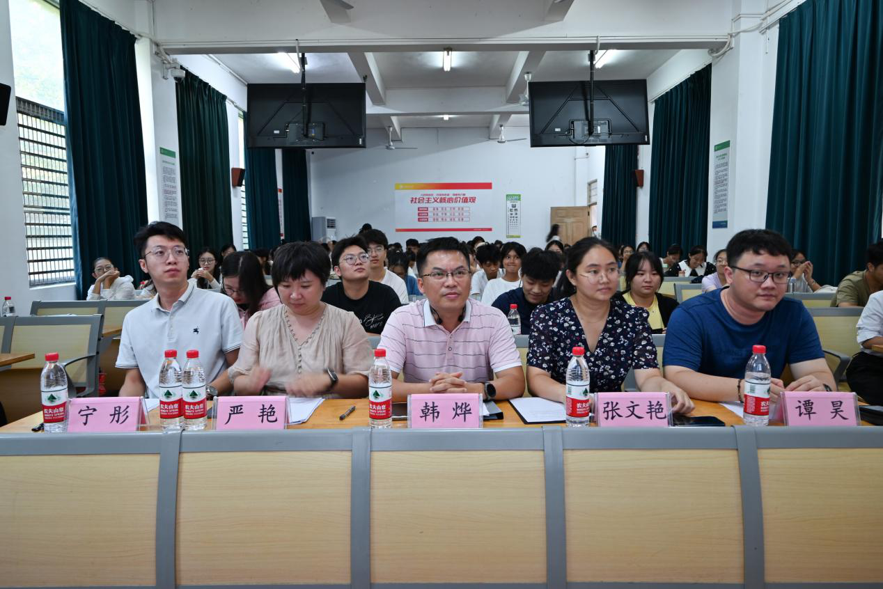 第十届数学文化节开幕式暨课外学术作品展示专题报告会