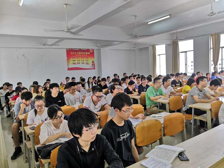 记文学院创新创业实践周系列讲座之“如何成为一名中学历史老师”