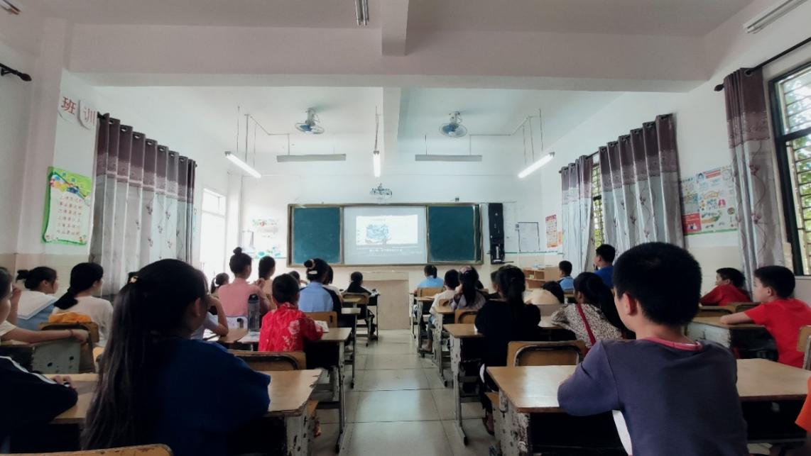 大手牵小手 共同学党史永远跟党走