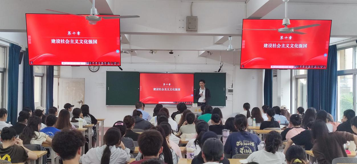 张引为本科生讲授思政课