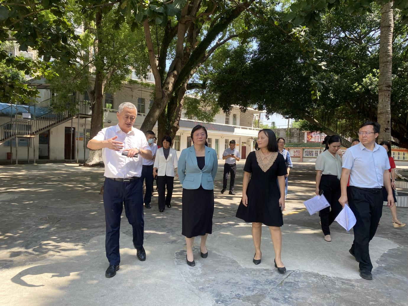 谢京副省长到星空游戏官方附属小学检查指导开学工作