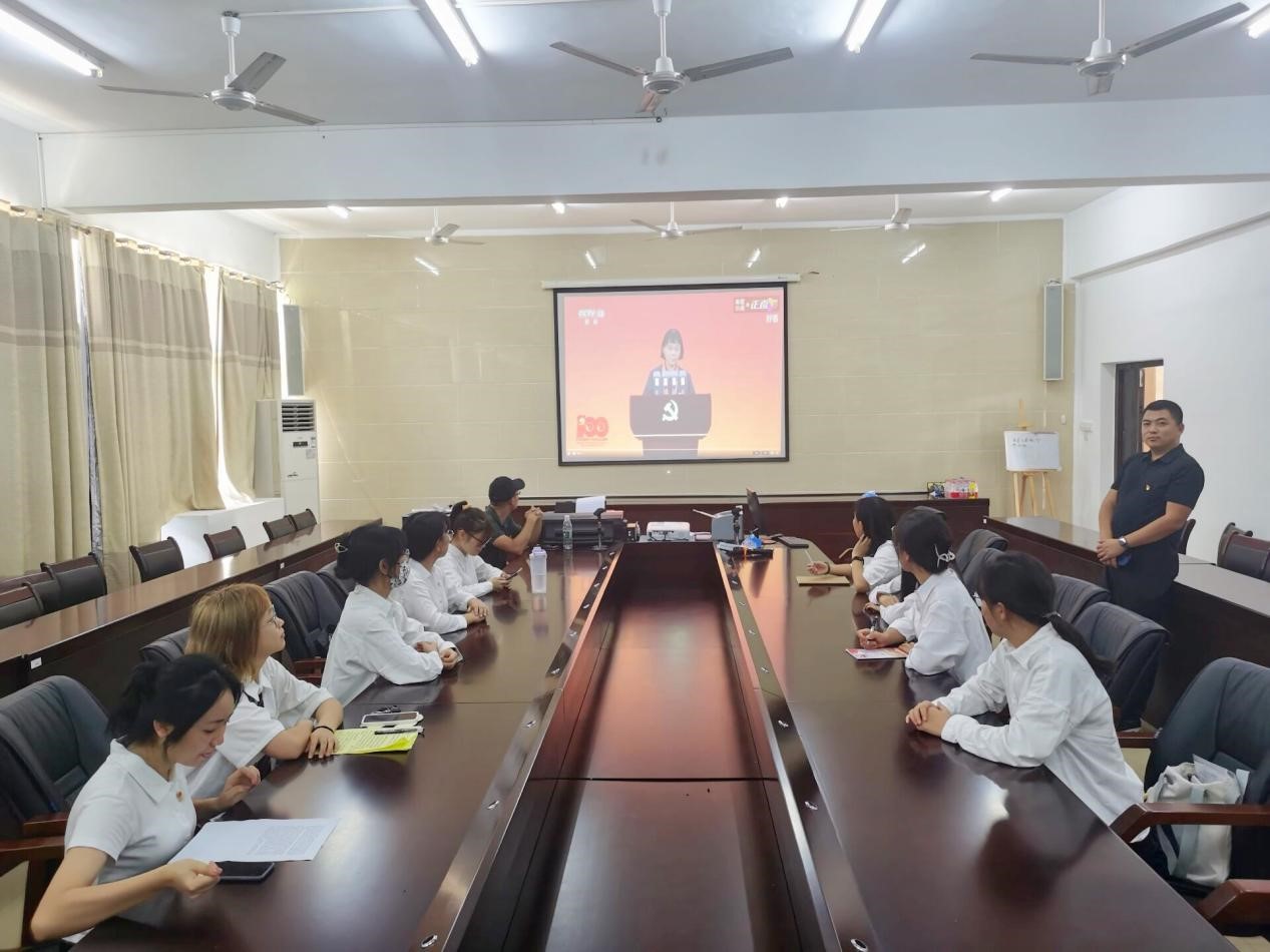文学院举行“学习时代楷模，坚守教育初心”学习分享会