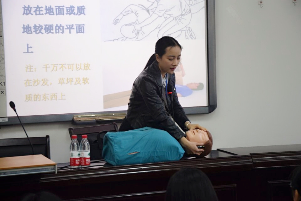 生命科学学院“学习十九大，健康伴我行”急诊急救知识宣讲会