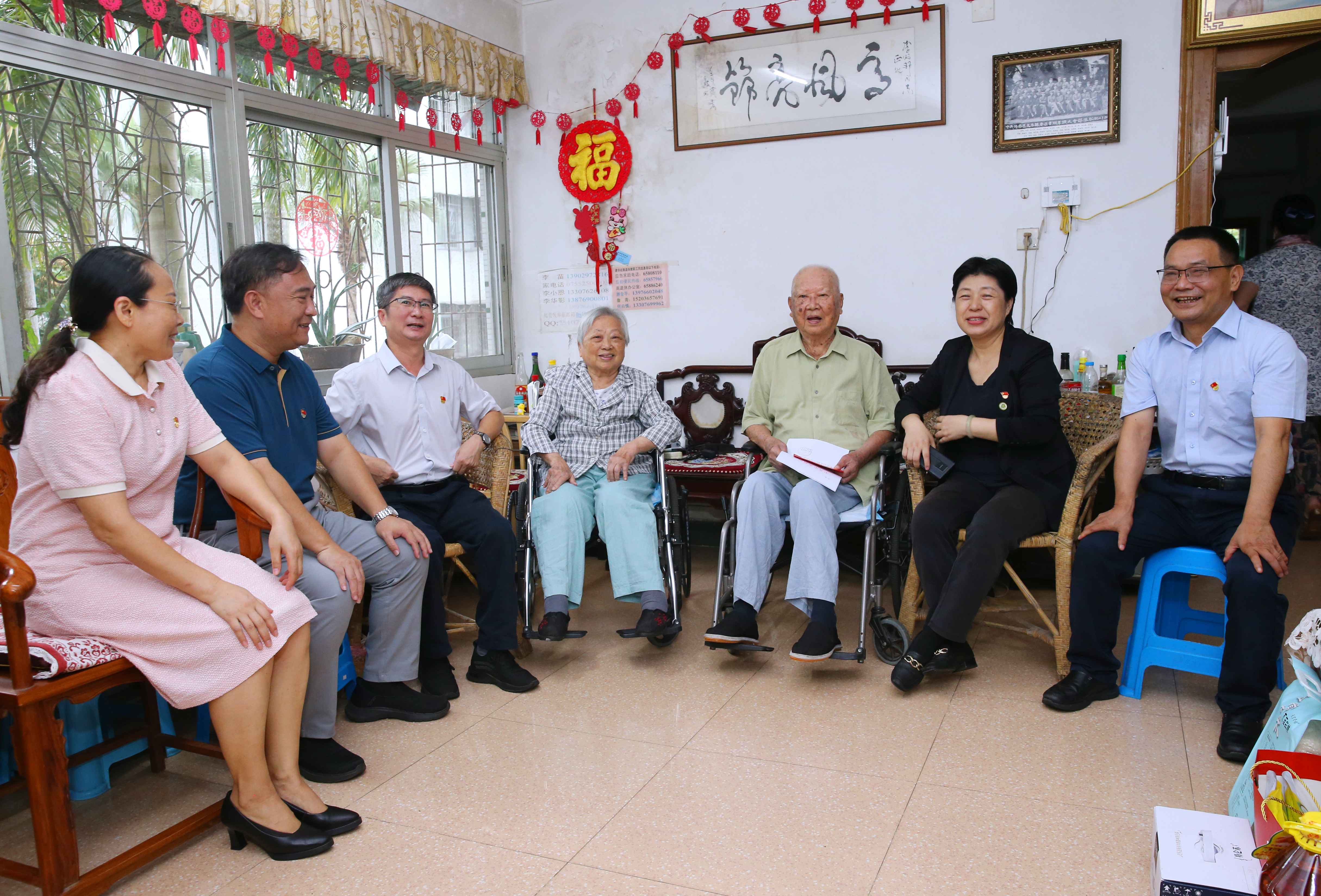 许玫一行走访慰问学校离休干部李光邦