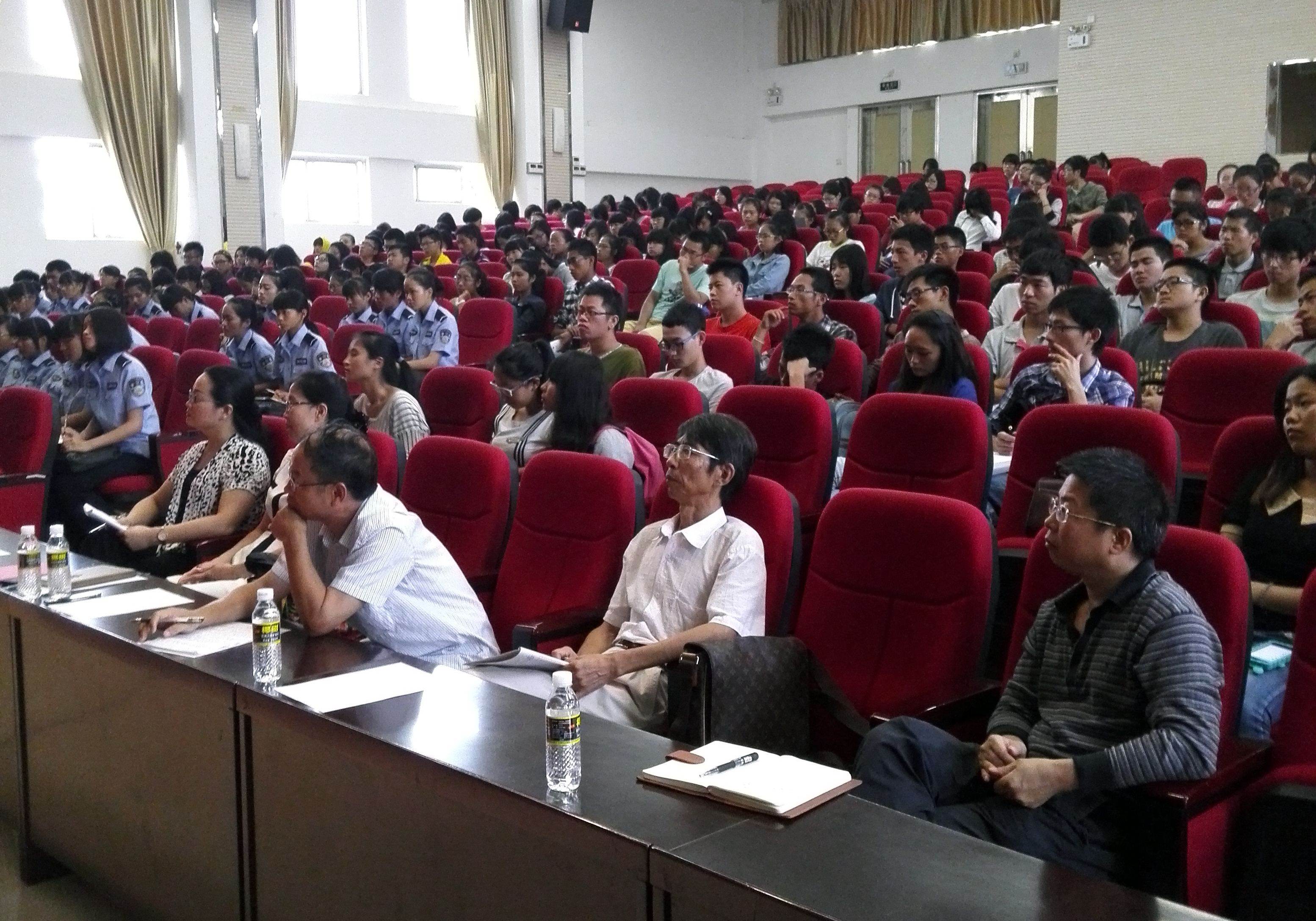 美丽中国,中国人的梦想――记武汉大学教授王树义来我校演讲