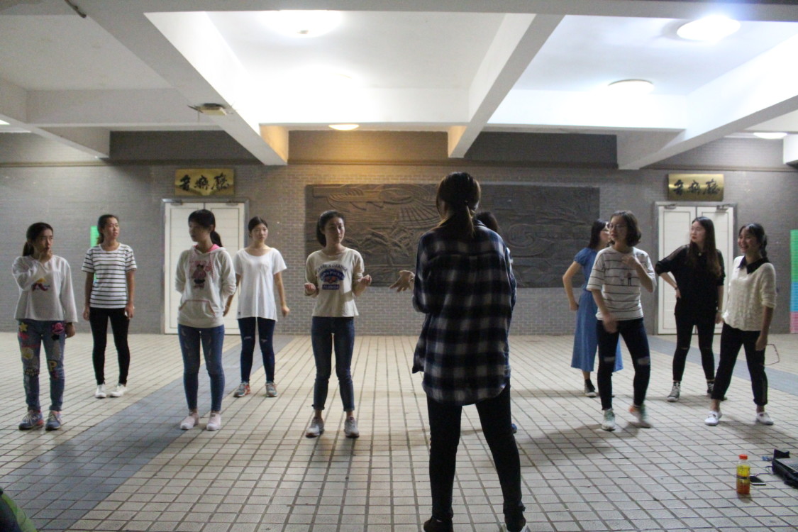 青年之声・活力四射，电力十足――记物理与电子工程学院啦啦操排练