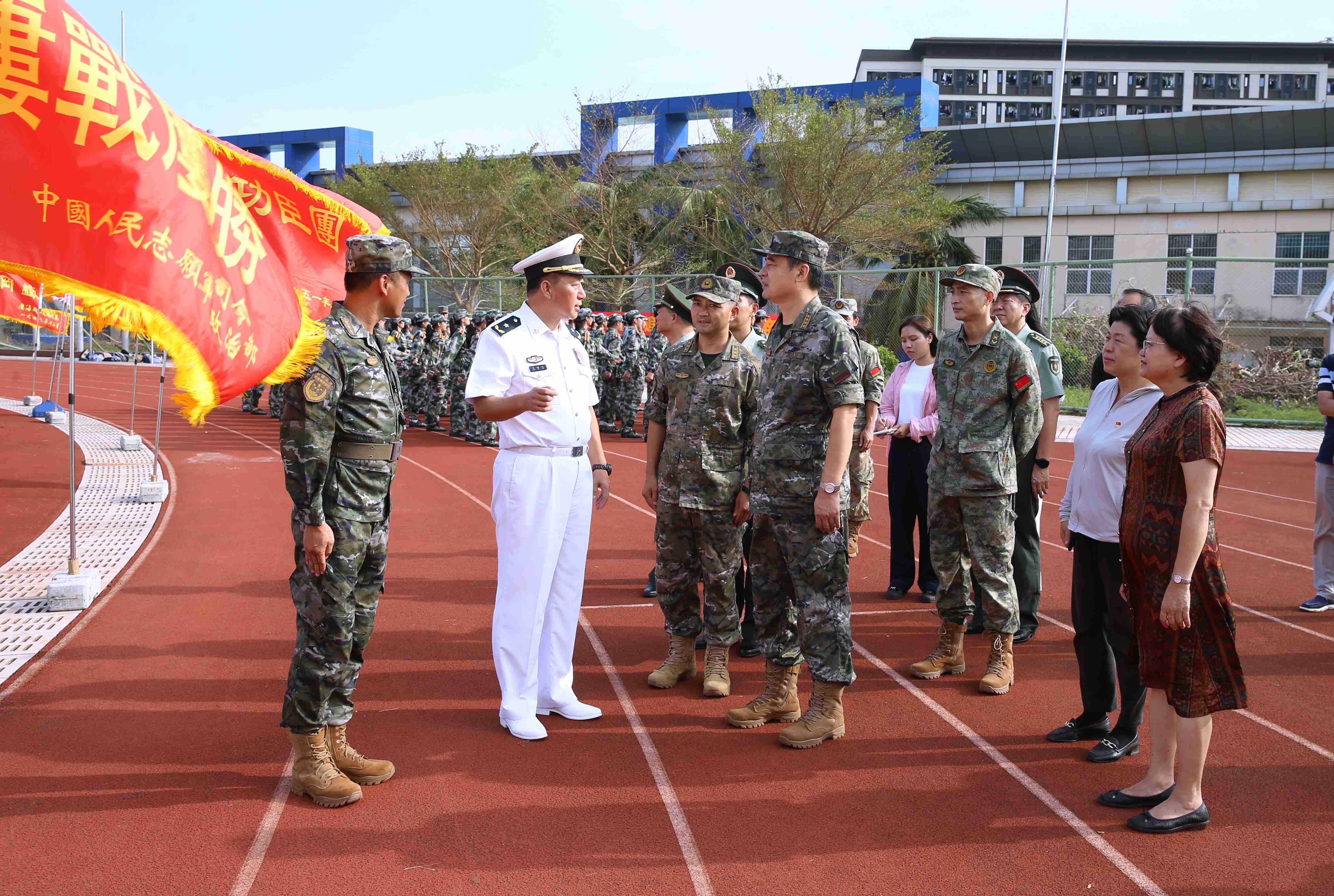 省军区少将司令员王培杰一行到我校开展学生军训检查