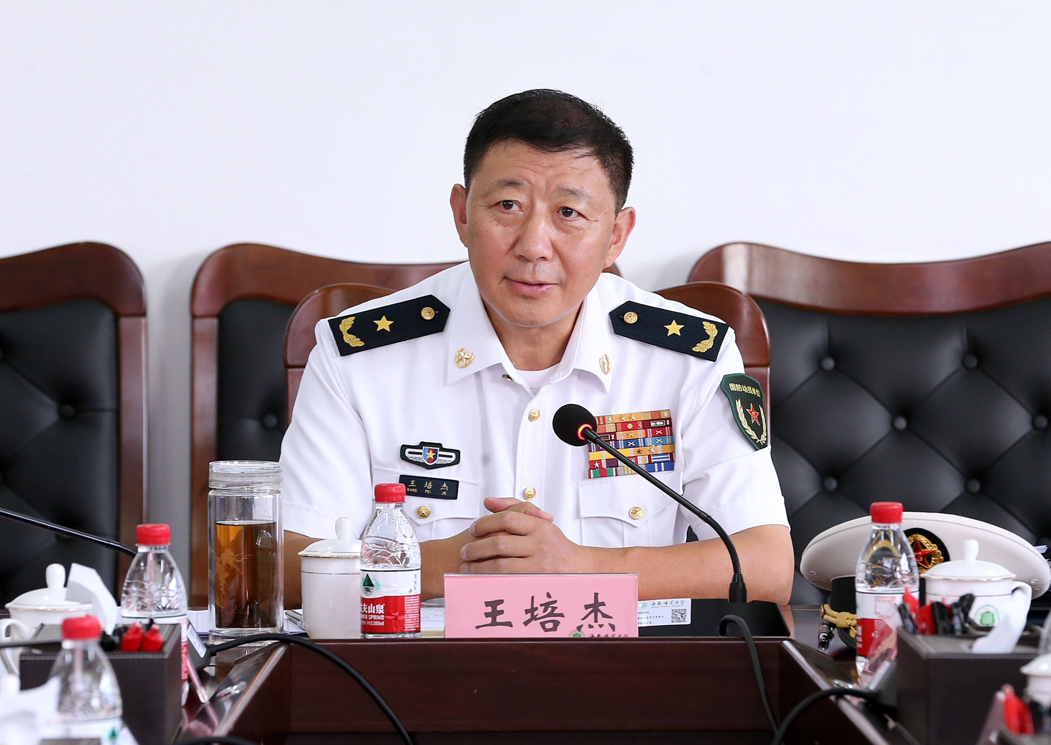 省军区少将司令员王培杰一行到我校开展学生军训检查