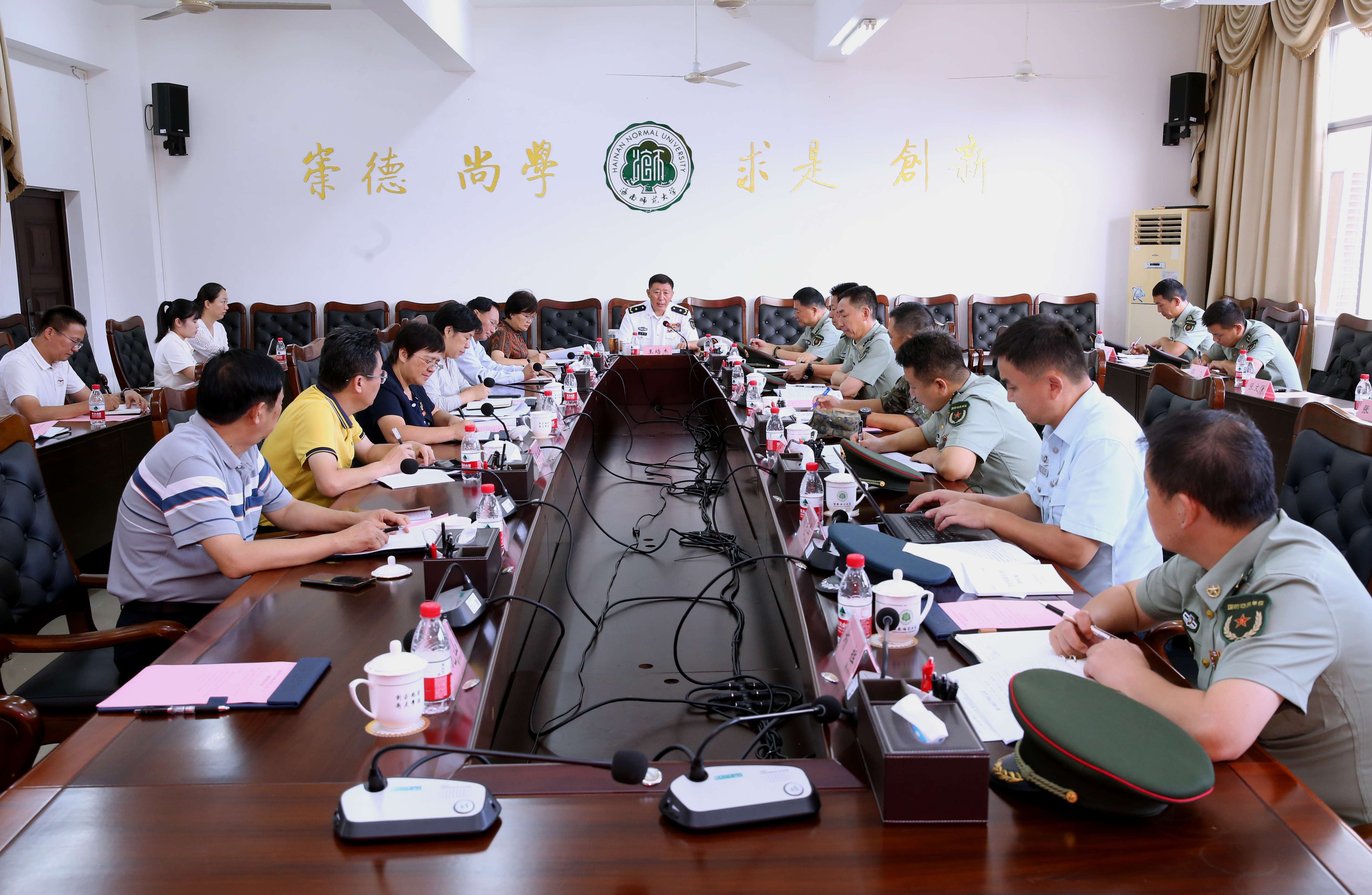 省军区少将司令员王培杰一行到我校开展学生军训检查