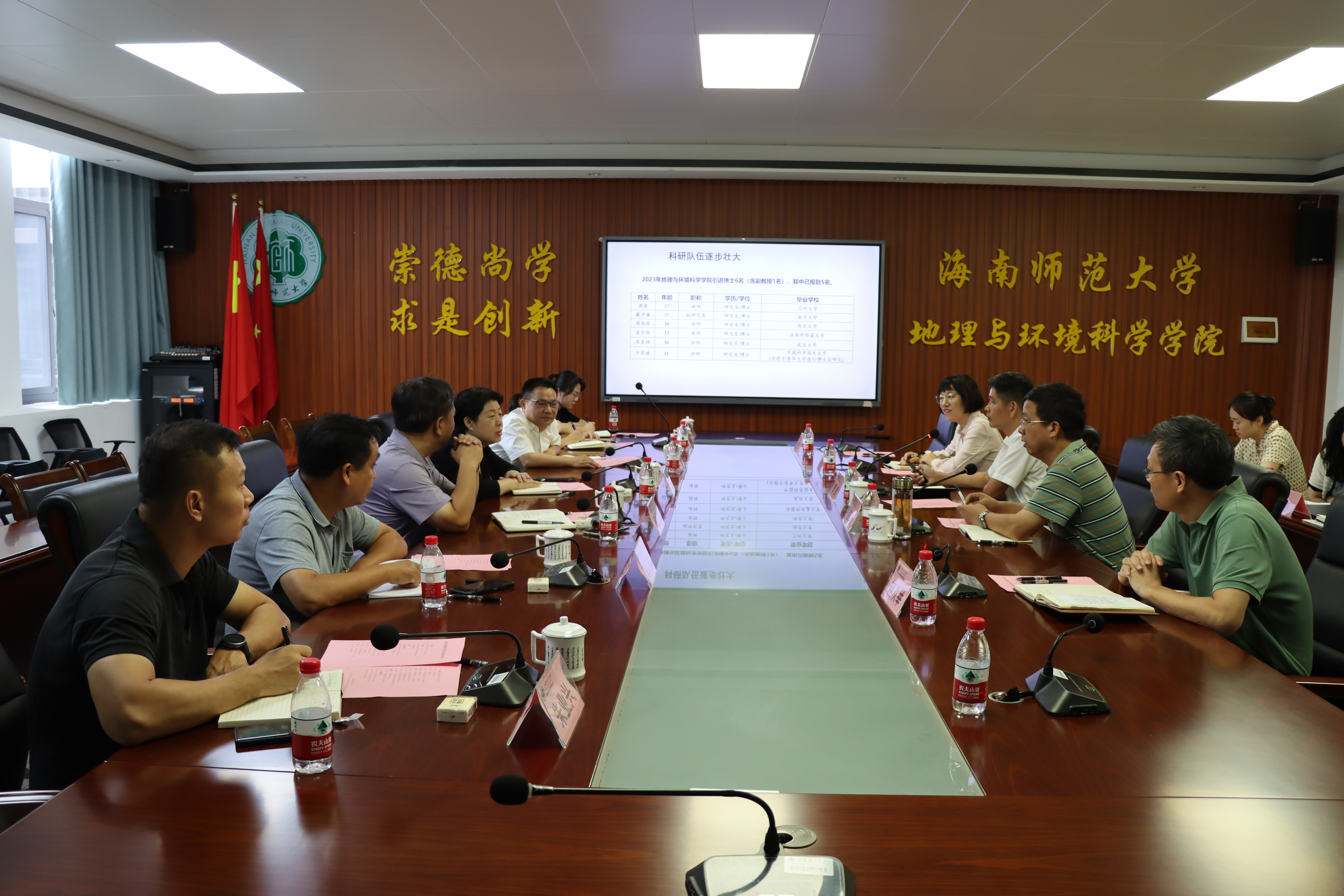 许玫一行到地理与环境科学学院和美术学院开展党建工作调研