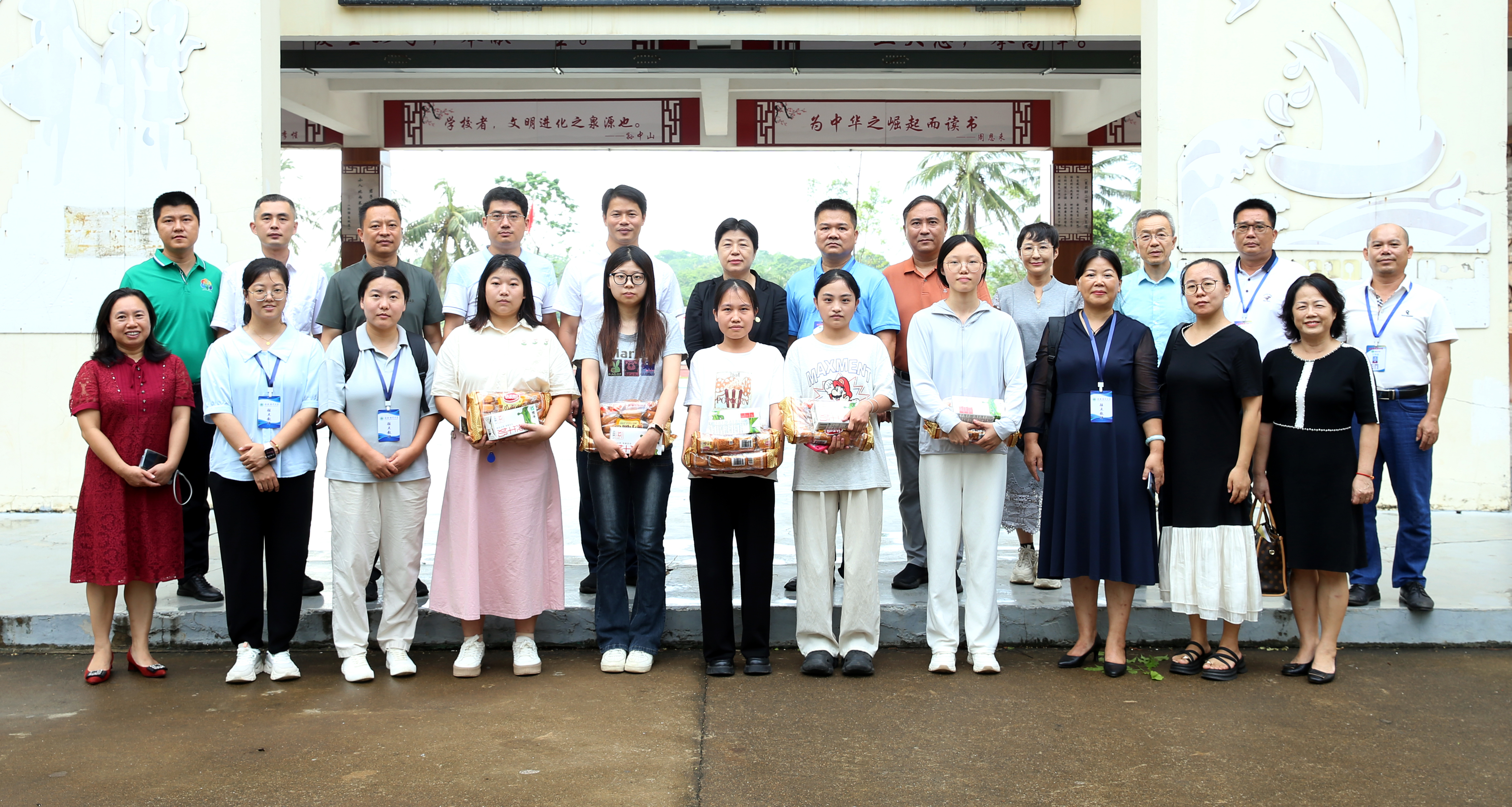 许玫一行赴儋州、临高看望慰问实习学生和校友