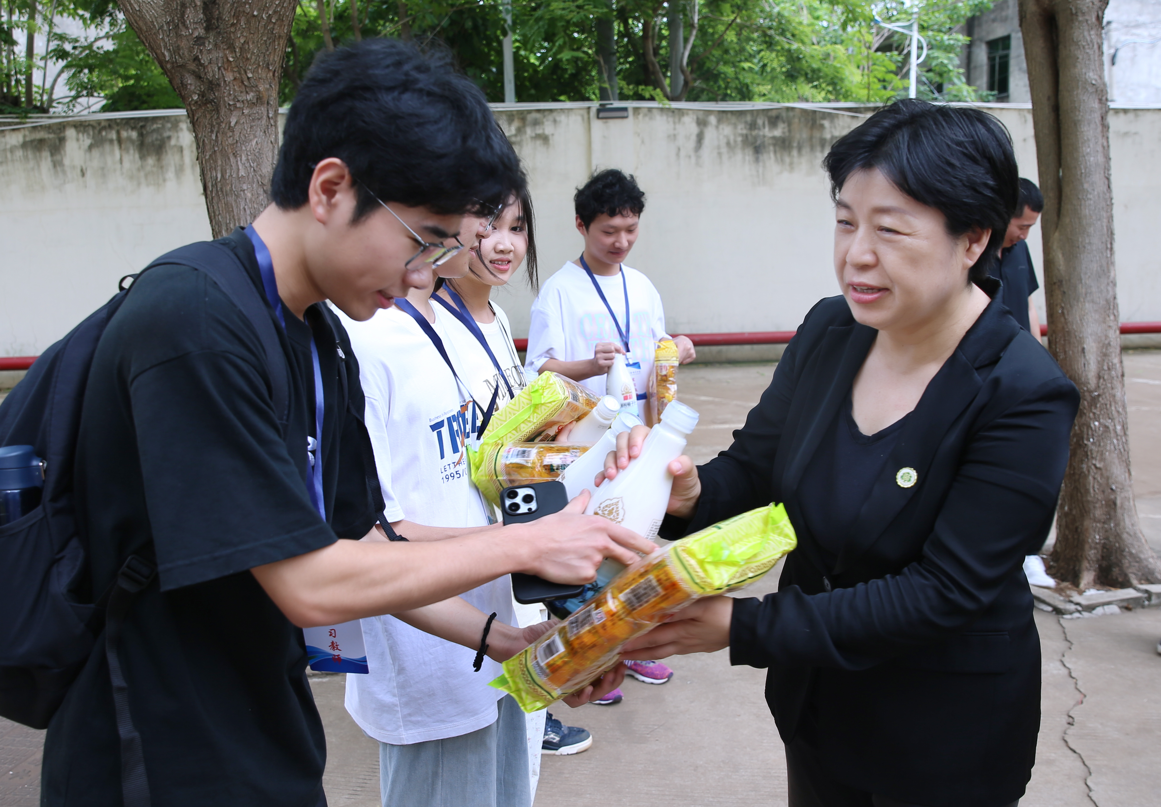 许玫一行赴儋州、临高看望慰问实习学生和校友