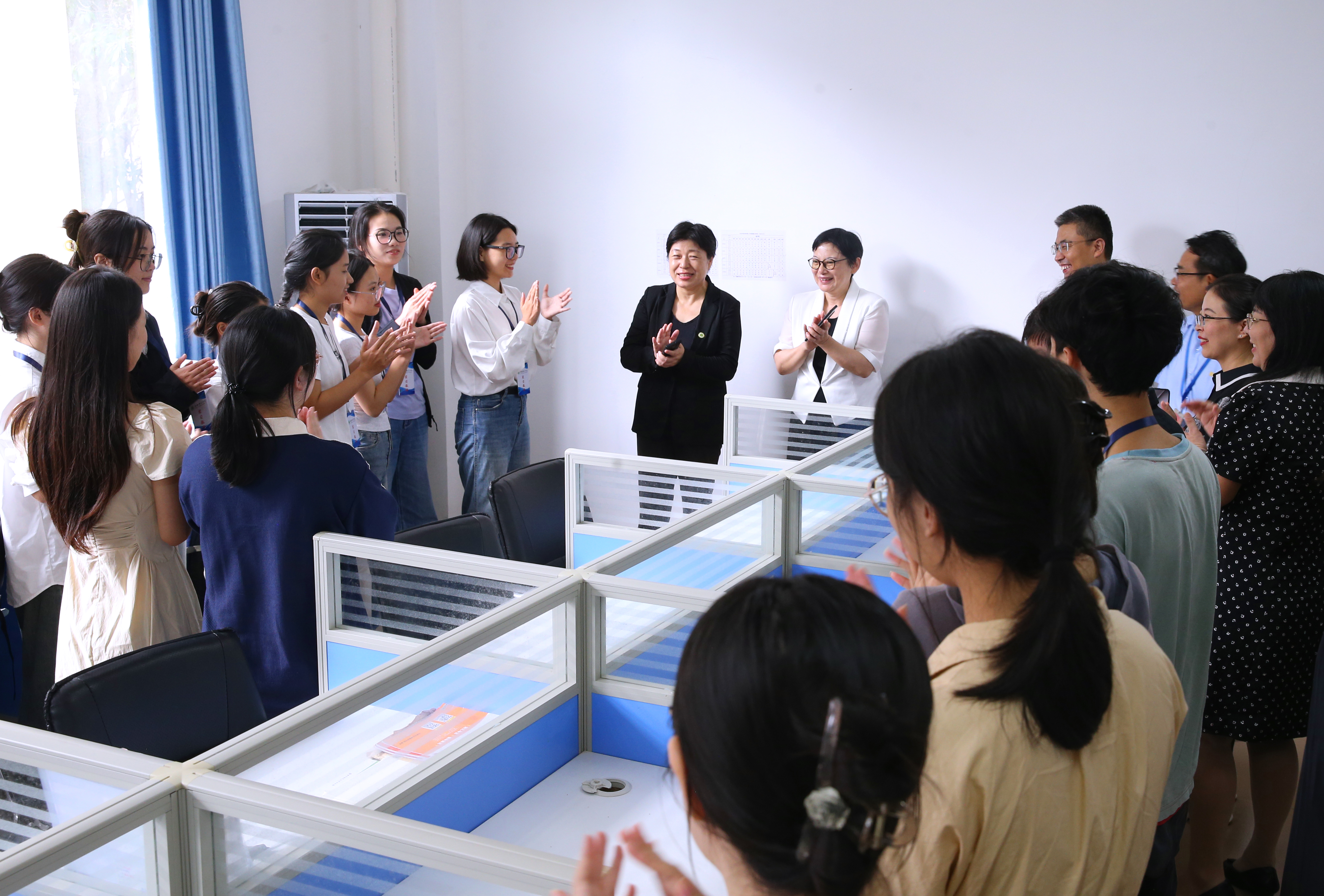 许玫一行赴儋州、临高看望慰问实习学生和校友