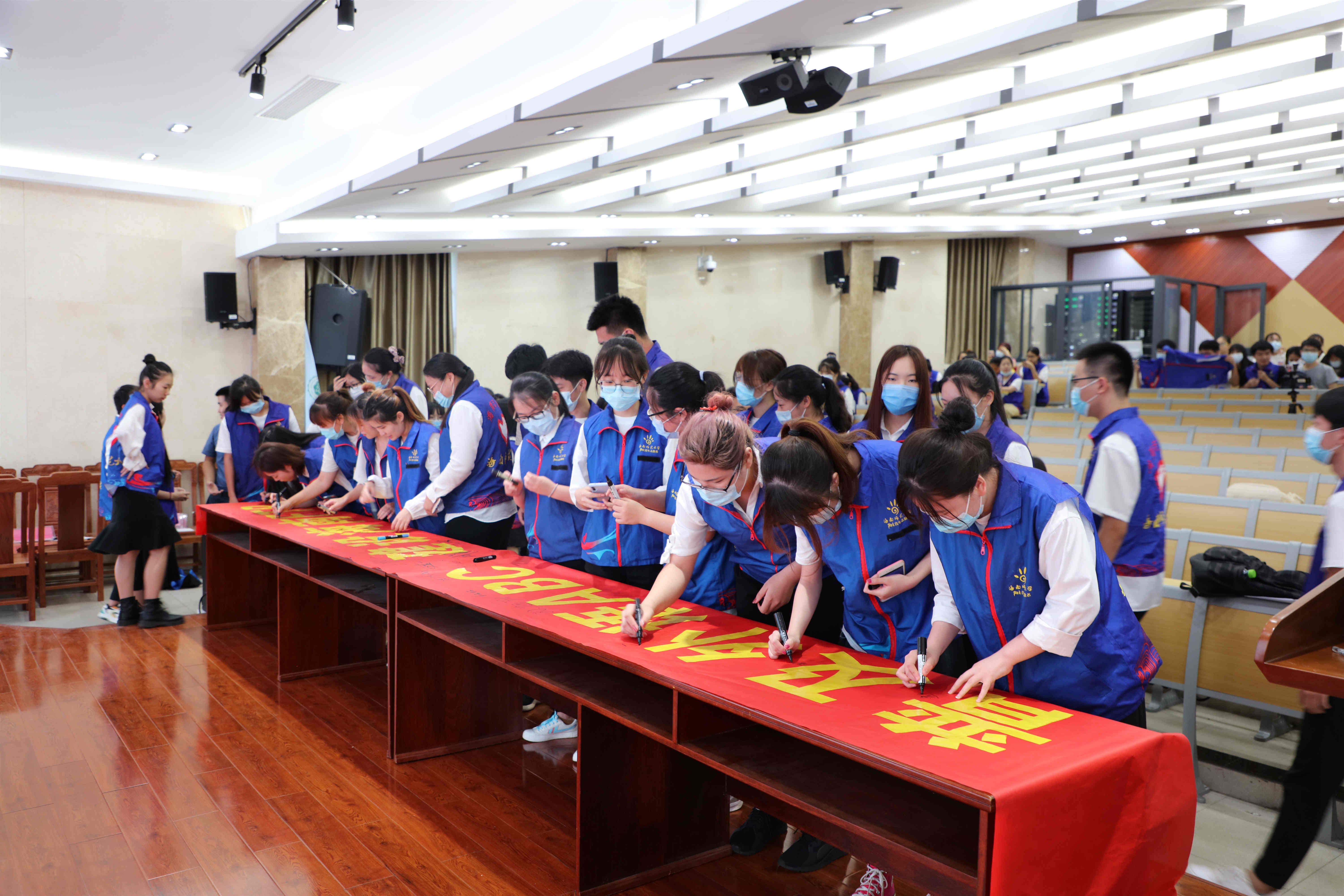 我校率先成立自贸港公民外语水平提升志愿服务队