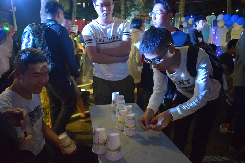 青年之声・平安喜乐・岁岁安康――记物理与电子工程学院2018年元旦游园门