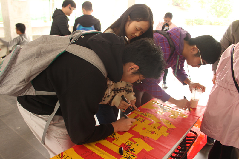 青年之声・维护宪法权威,弘扬宪法精神――记物理与电子工程学院法制宣传活动