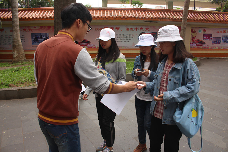 青年之声・维护宪法权威,弘扬宪法精神――记物理与电子工程学院法制宣传活动