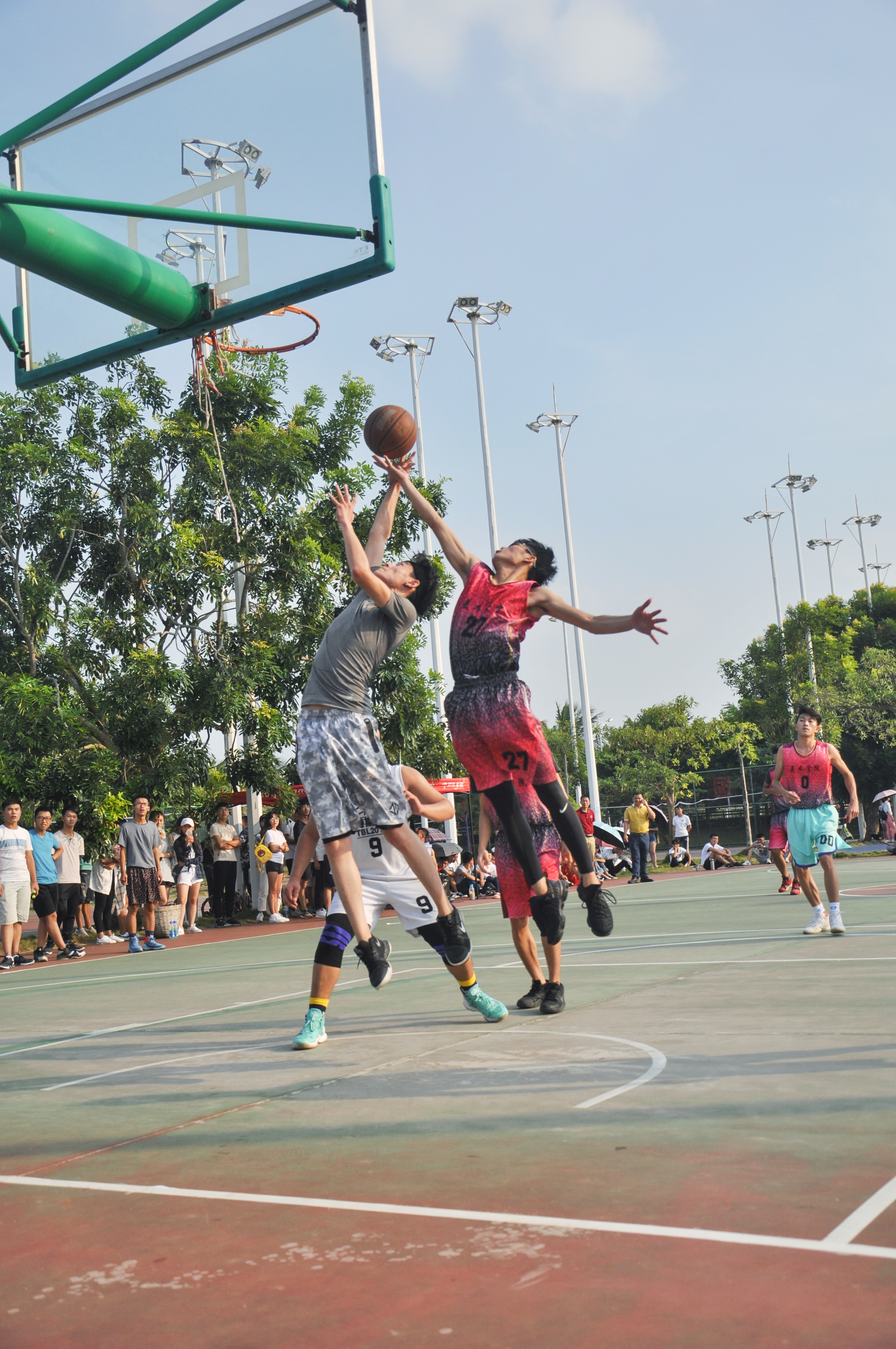 显篮球魅力，谱青春华�D�D美院迎新杯篮球赛