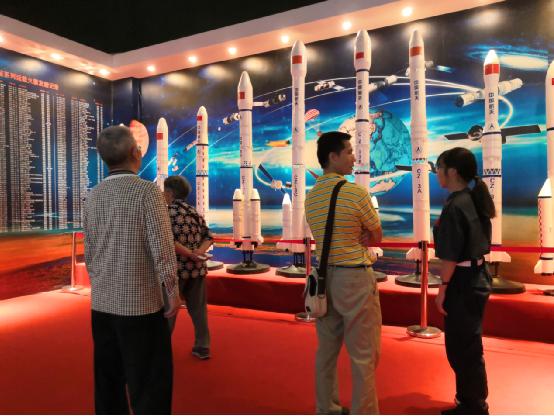 青年之声・新传学子在国庆期间为海南文昌航天科普馆游客提供科普讲解志愿服务