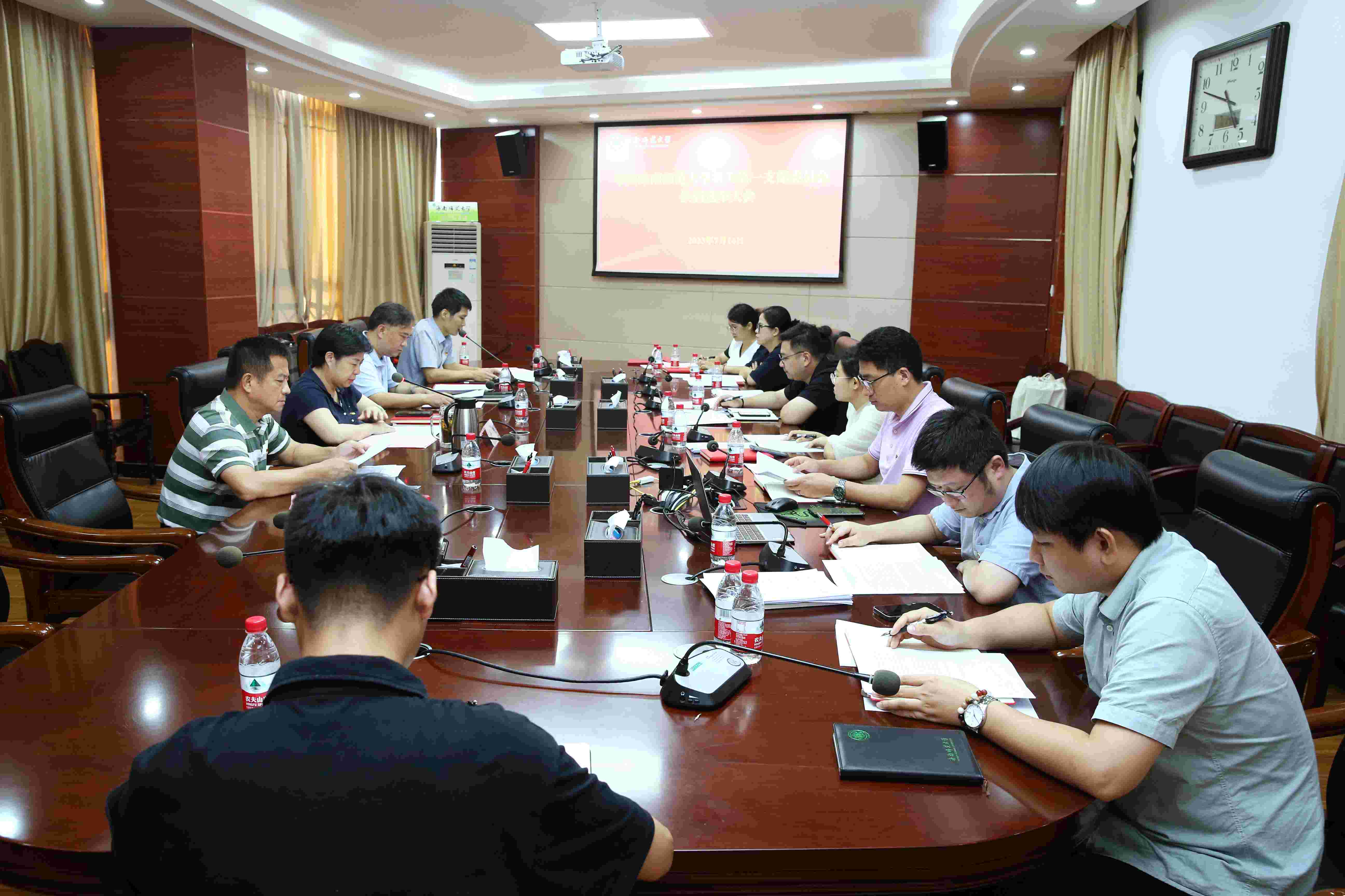 许玫参加所在党支部换届选举大会暨“政治生日”活动