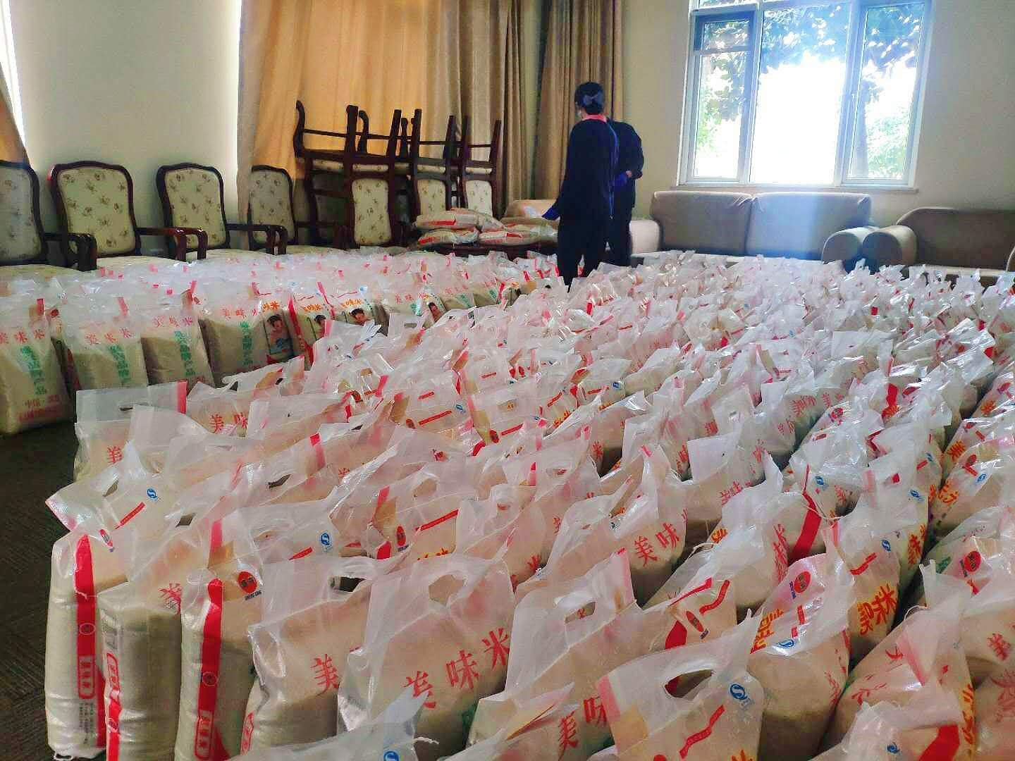 一份“沉甸甸”的爱心――校友岳岩购5吨大米捐助武汉社区