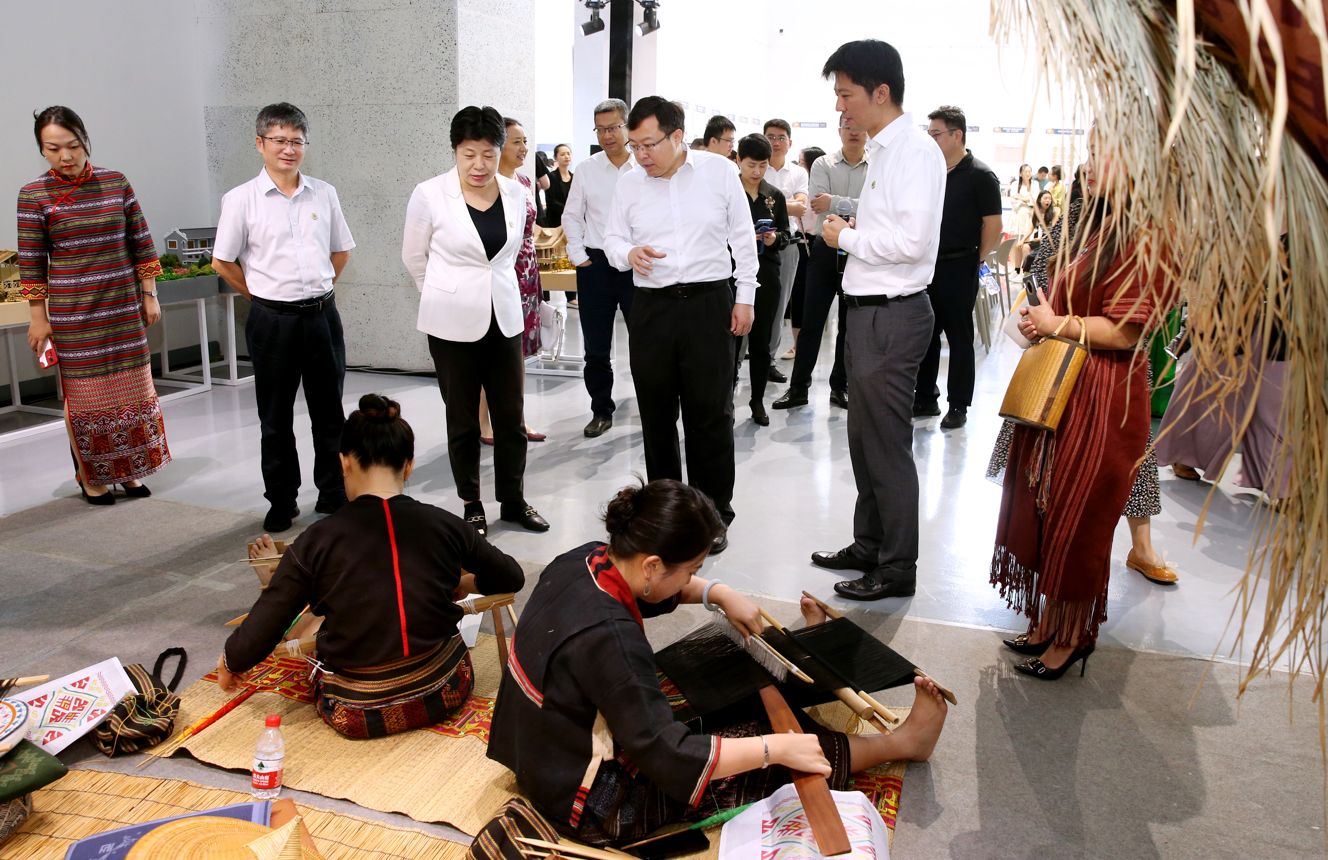 海南非遗传承与创新研究院、海南黎锦产业联盟在海师挂牌成立