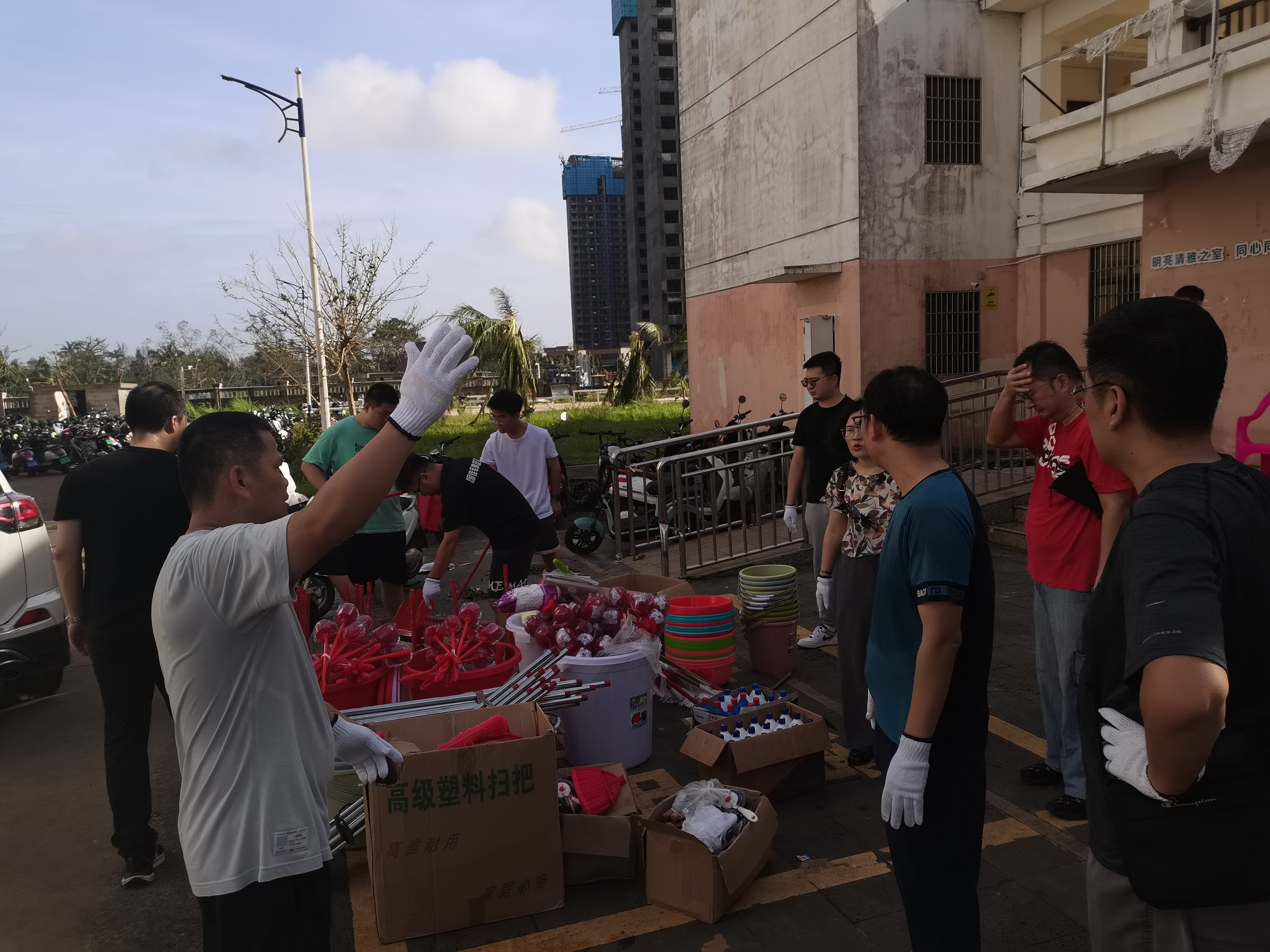 各单位开展校园恢复重建工作