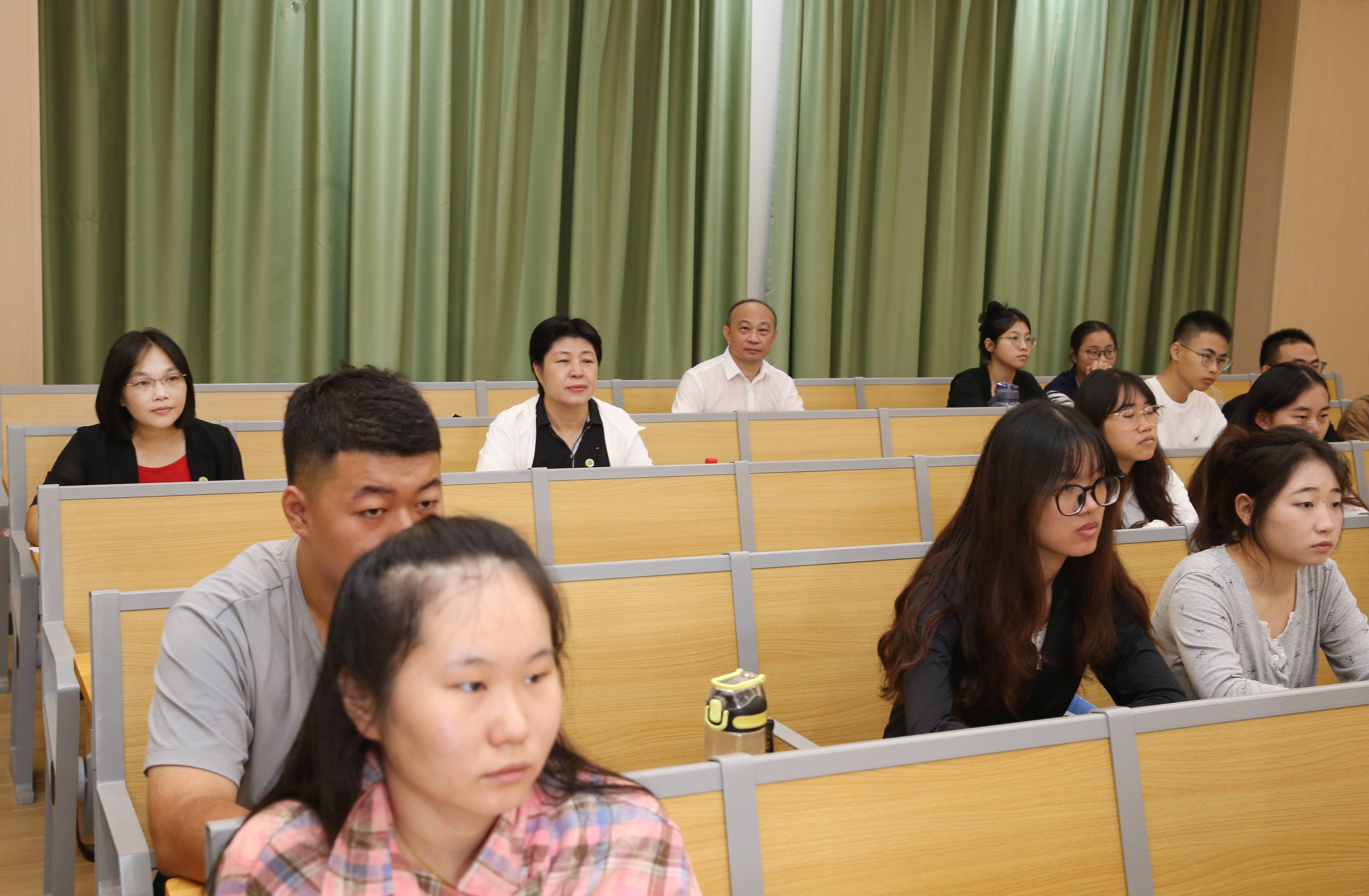 校领导检查开学工作并深入课堂听课