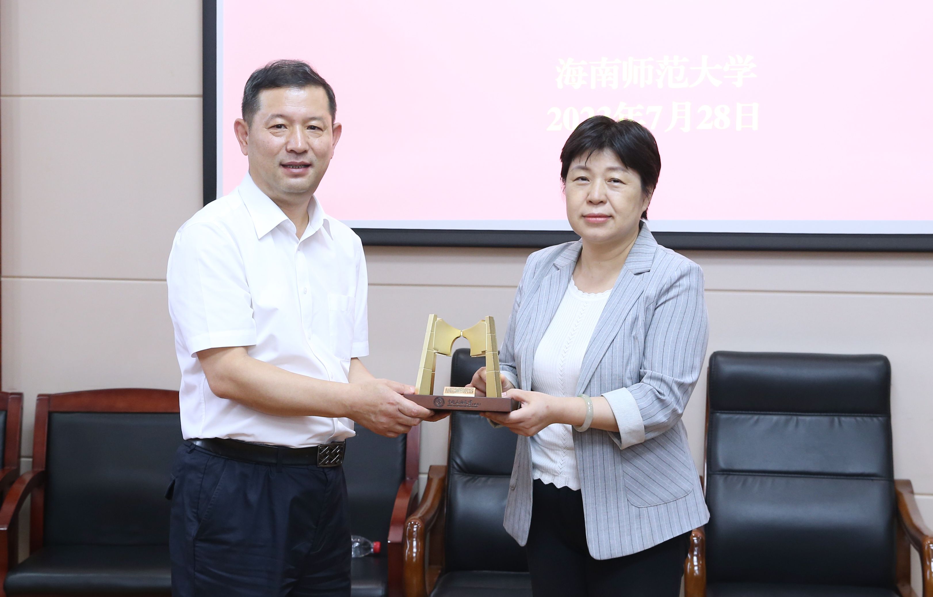 中国石油大学（北京）党委书记王同奇一行来校调研交流