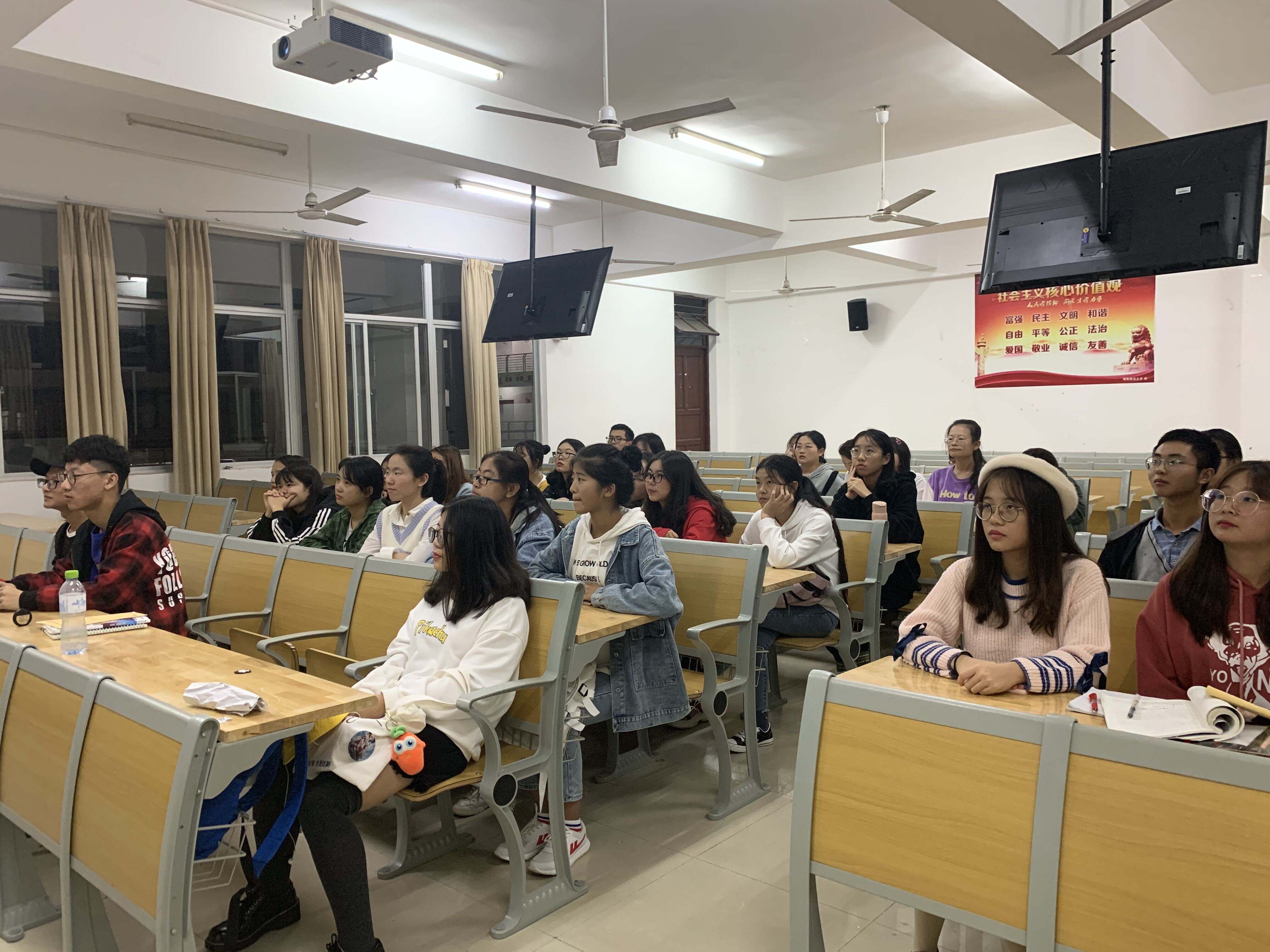 青年之声：教育学院宪法宣传活动                    