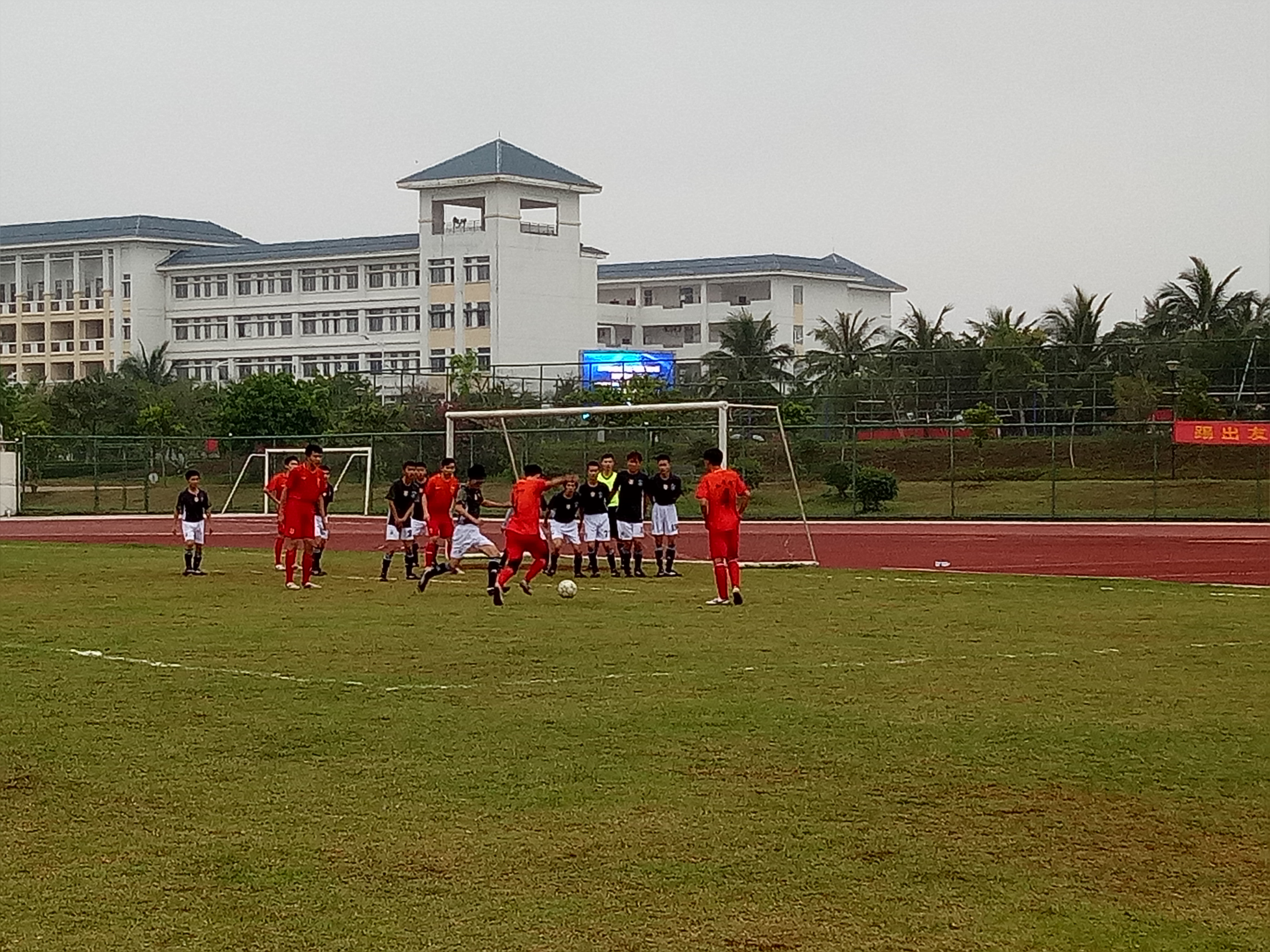 赛出风格、赛出水平――记文学院青年之声・“一学一做”足球比赛第三场