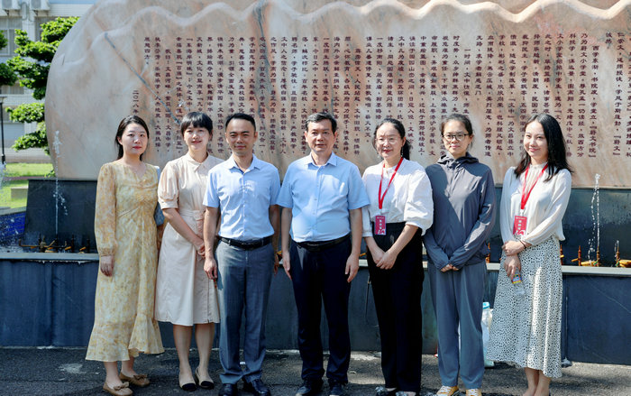 1716003257791691.jpg 带队老师与文昌中学校长等合影.jpg