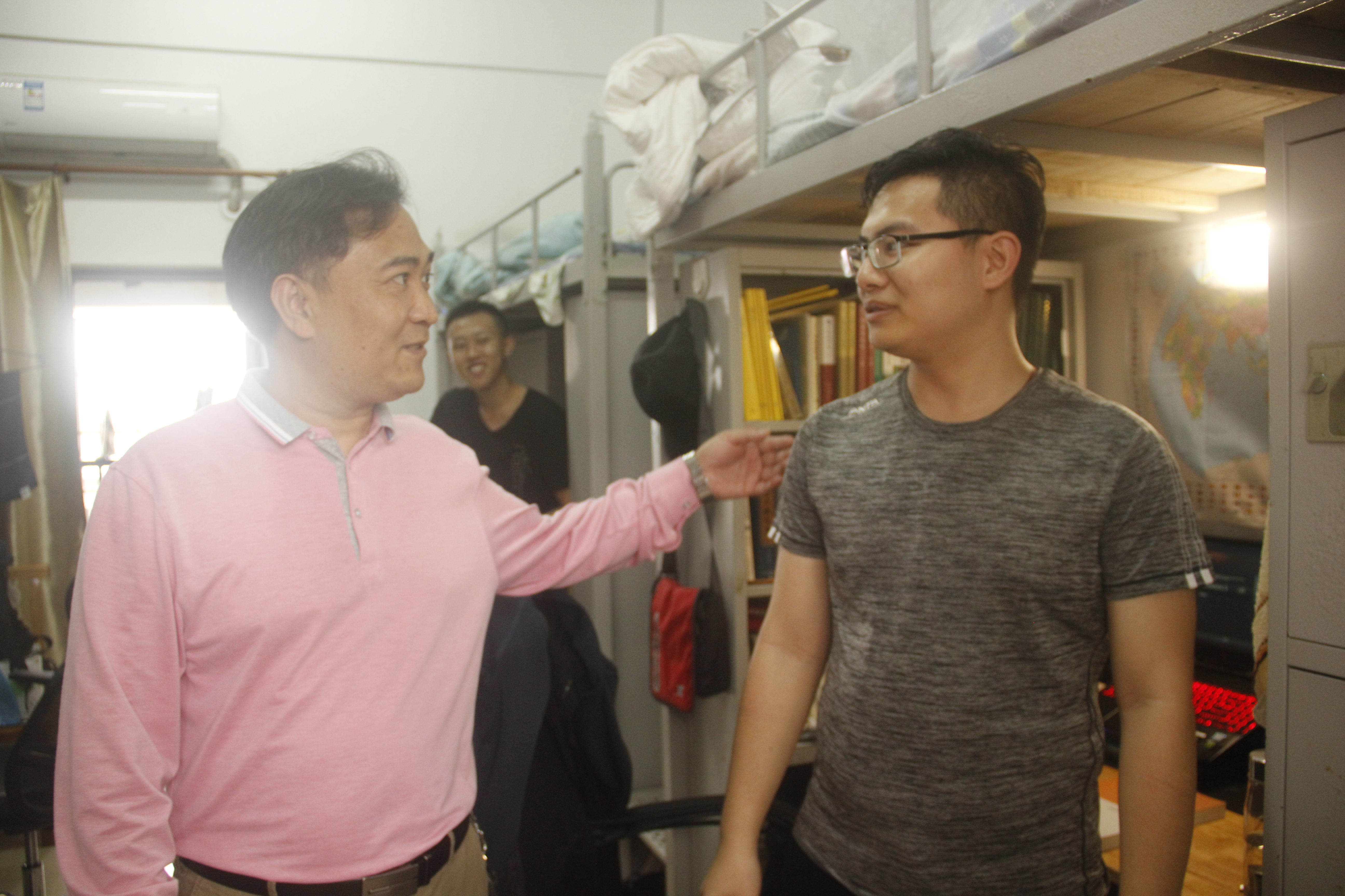 青年之声・记文学院开学走寝