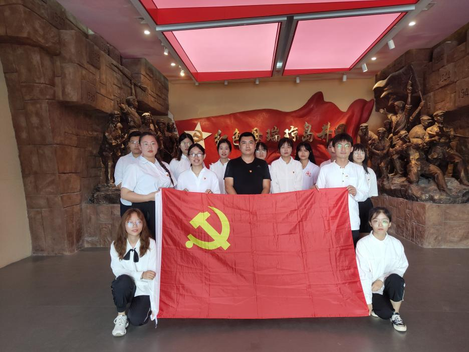 文学院开展“母瑞山革命根据地纪念园”参观活动