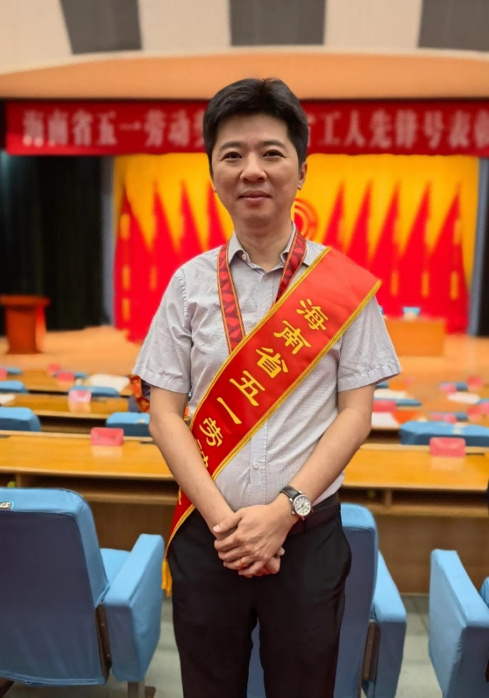 美术学院张引教授荣获海南省五一劳动奖章