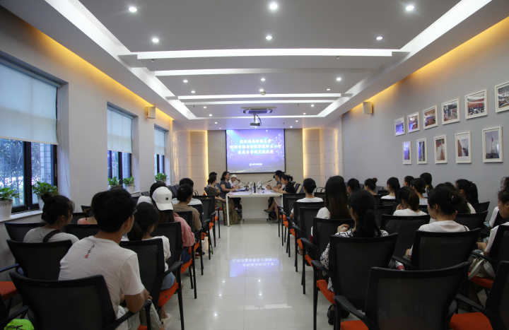 海师新闻学子到海南省广播电视总台参观学习