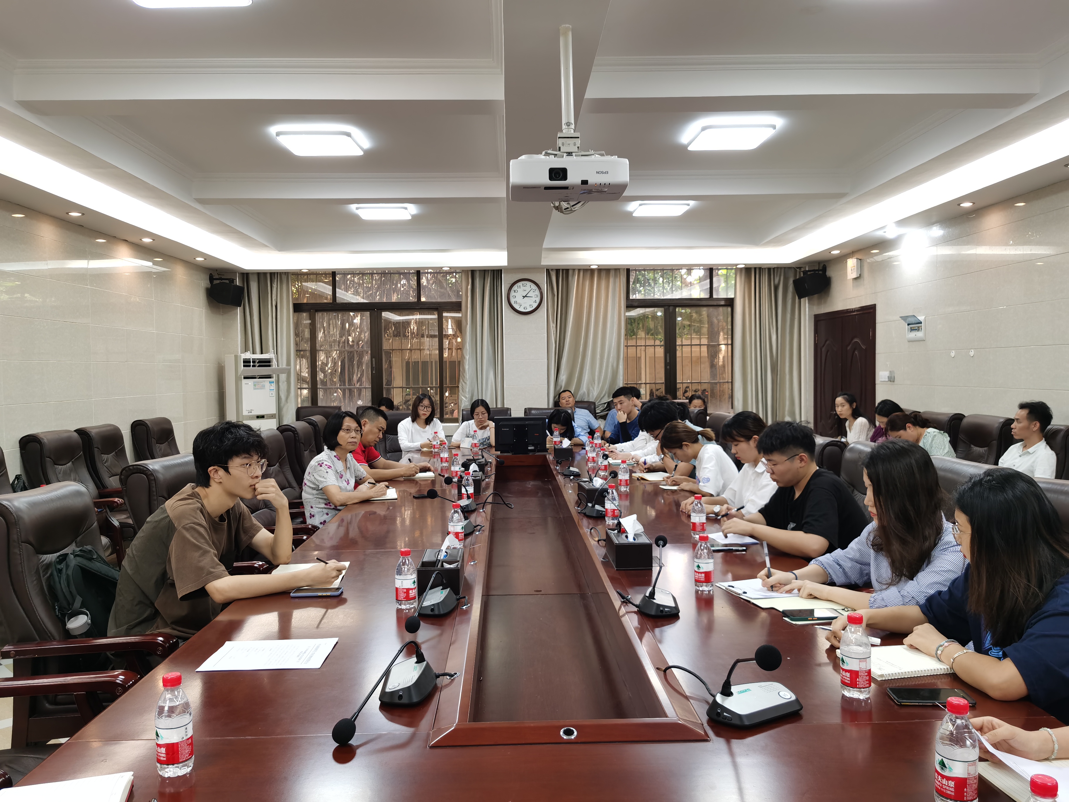 校领导组织召开“我为学生办实事”调研座谈会