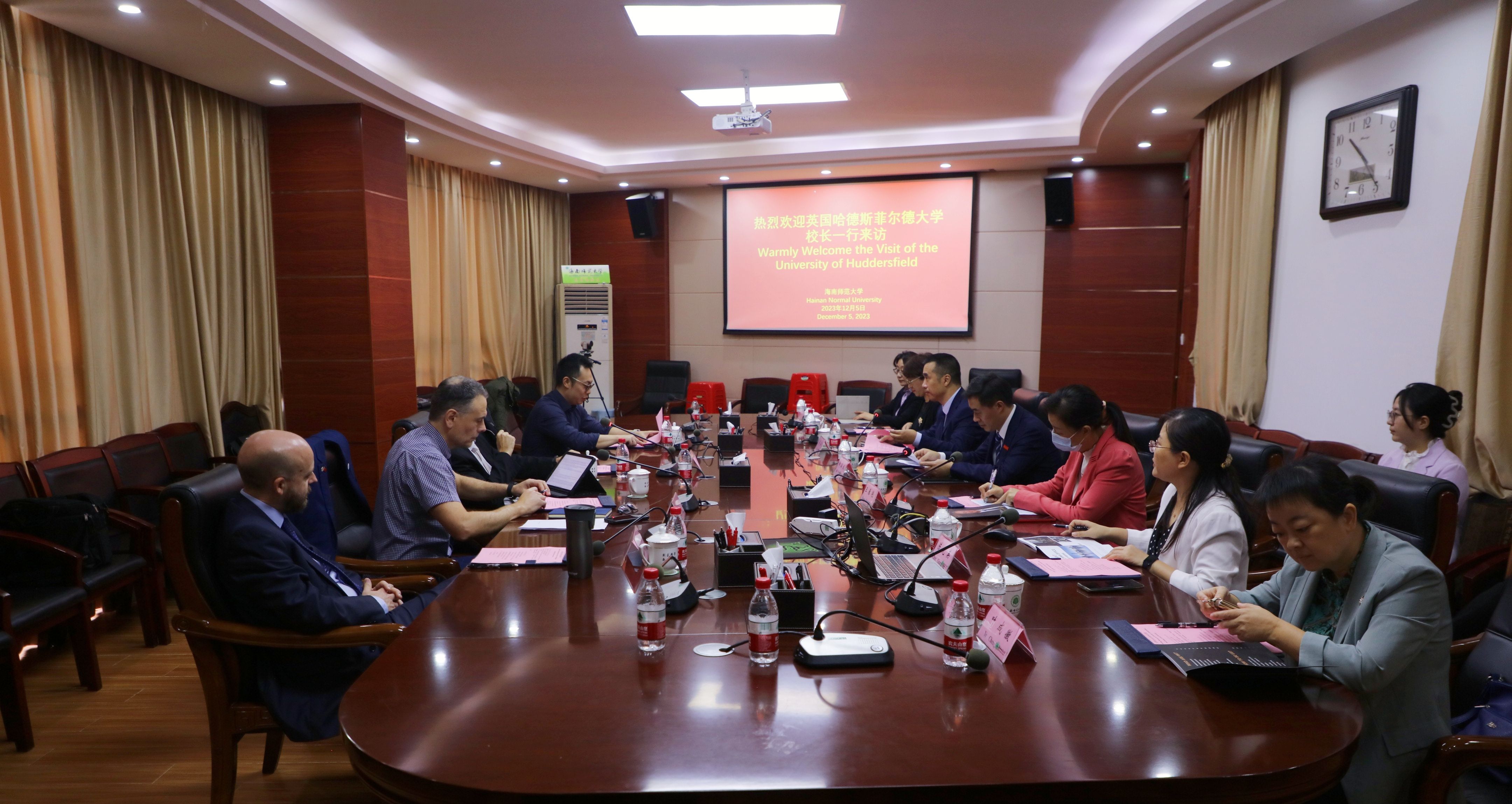 英国哈德斯菲尔德大学校长鲍勃克莱恩一行访问我校