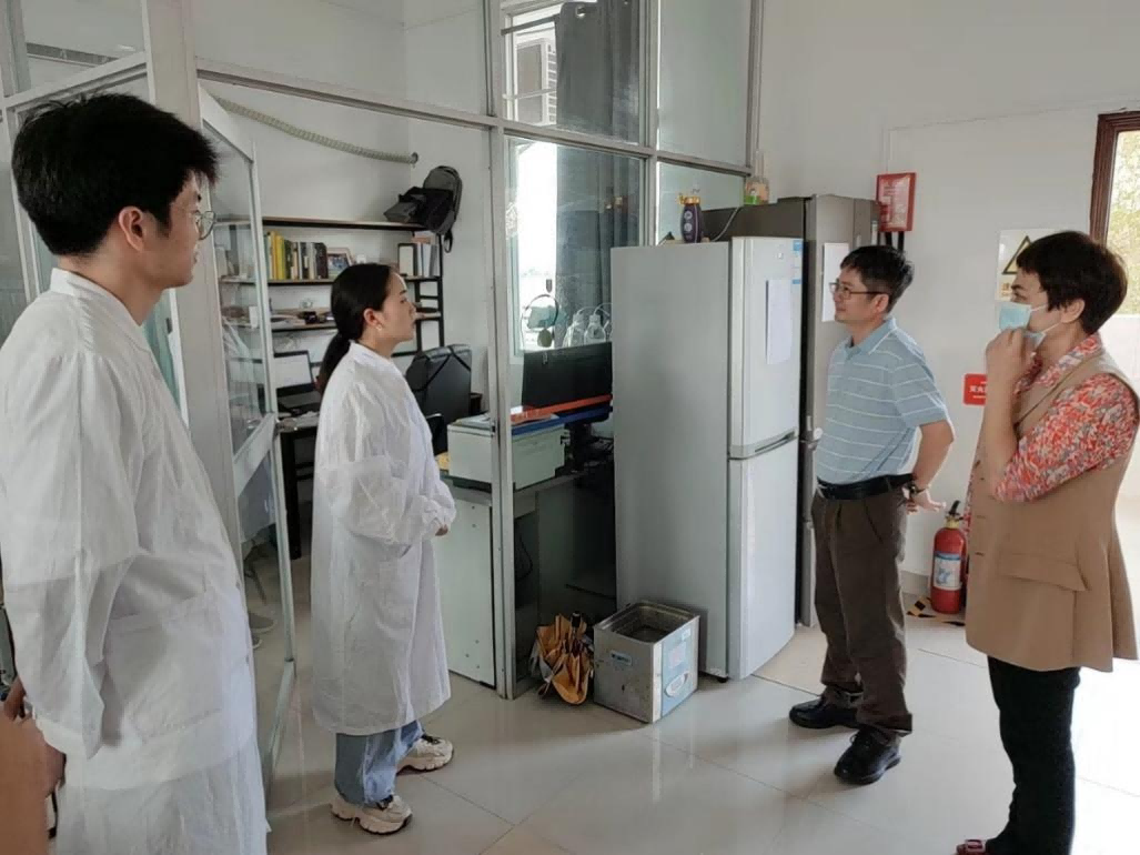 校领导带队检查实验室安全工作