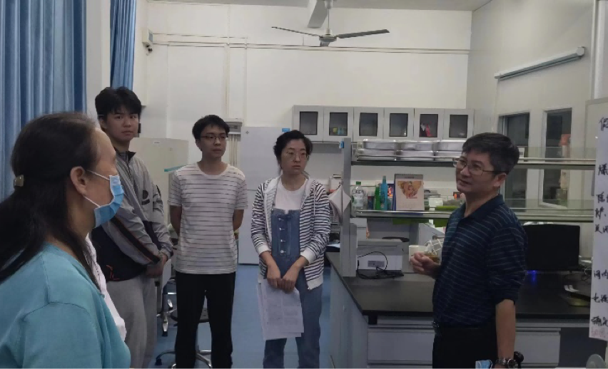 校领导带队检查实验室安全工作