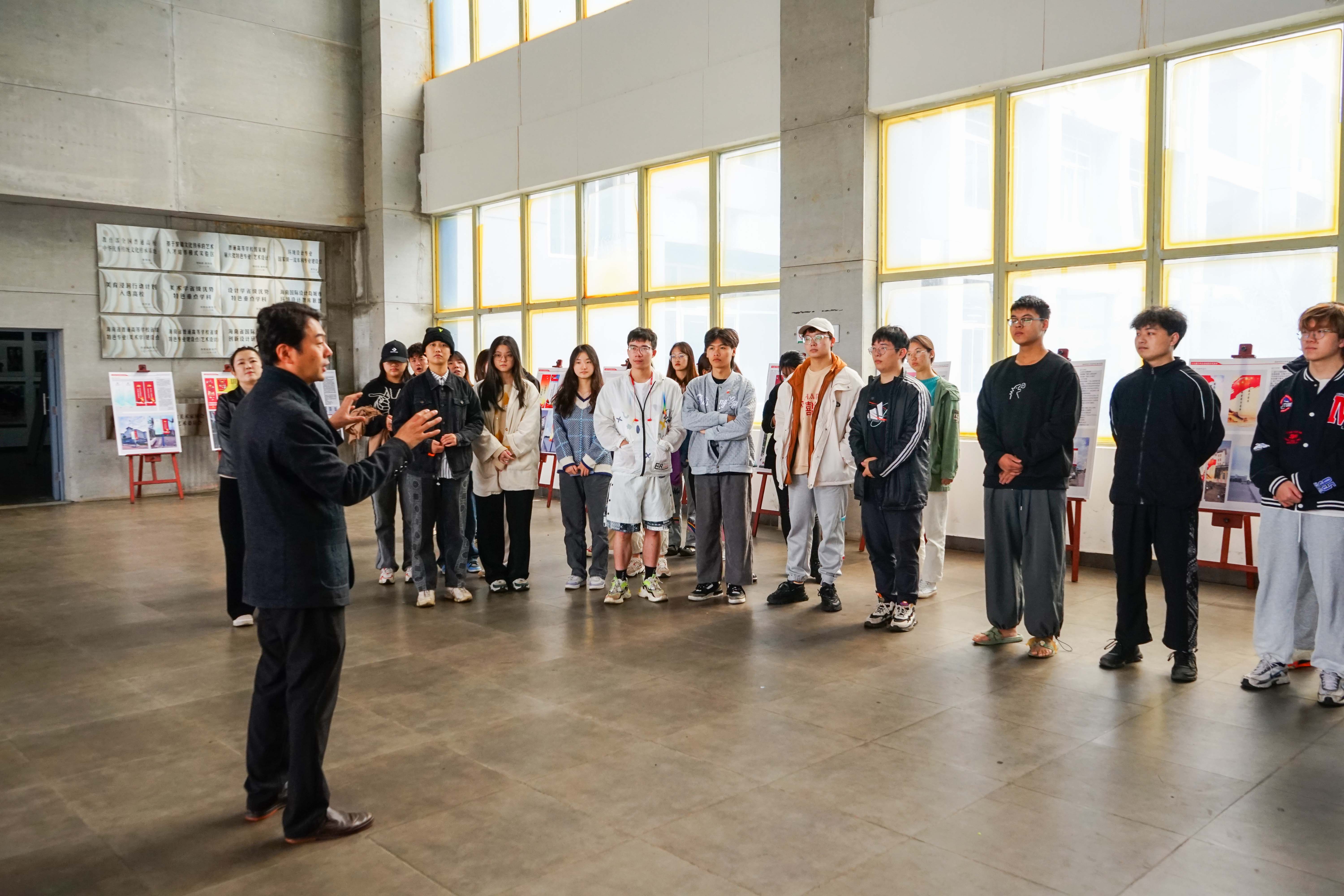 “设计之路，灵魂之旅” ――美术学院学习十九届六中全会精神 校园宣传课业展在美术楼展出