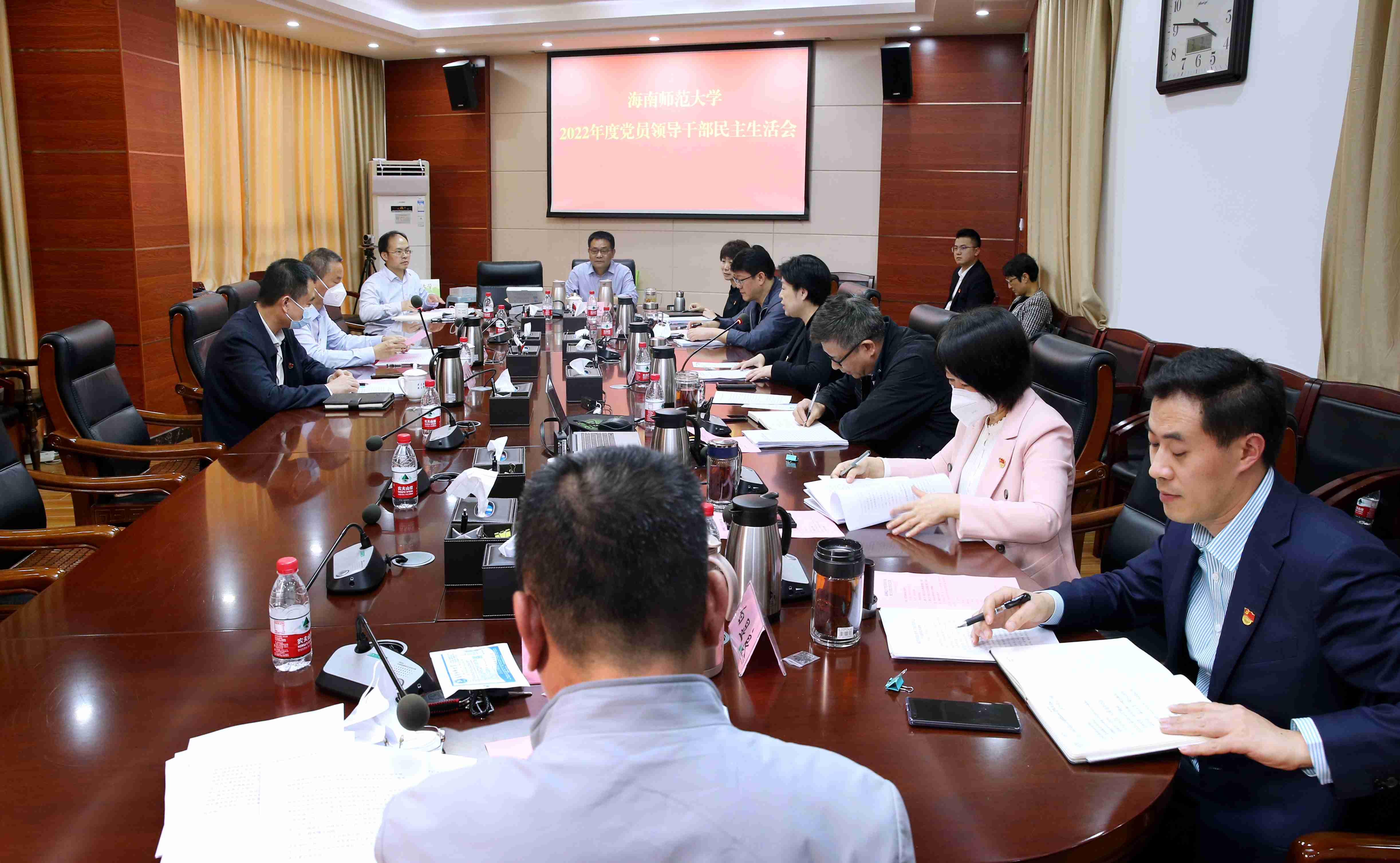 学校领导班子召开2022年度民主生活会