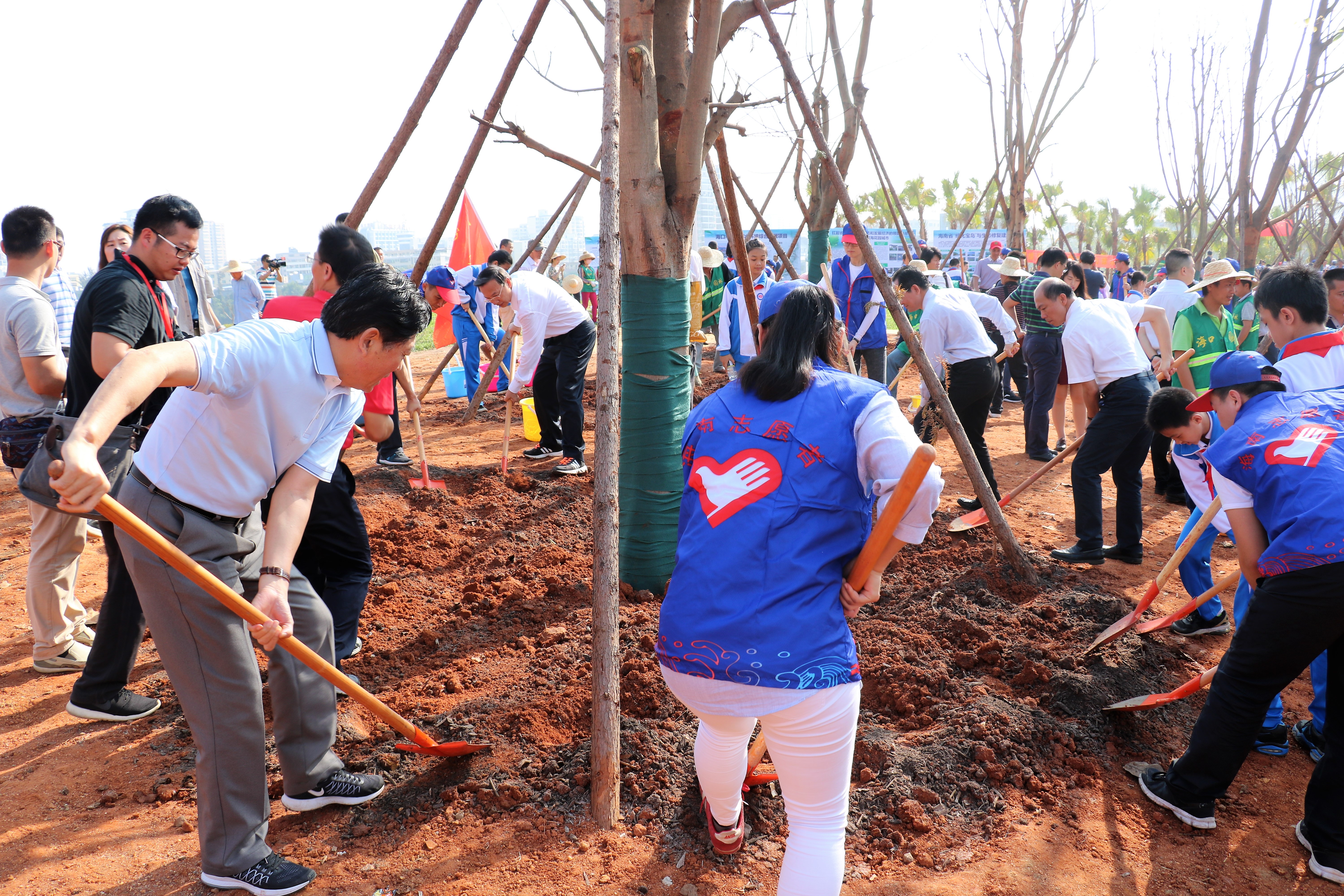青年之声・我校志愿者参加“绿化宝岛”生态修复群众性义务植树活动
