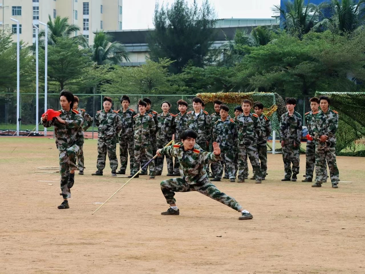 我校举行2022级本科生军训汇报表演暨总结表彰大会
