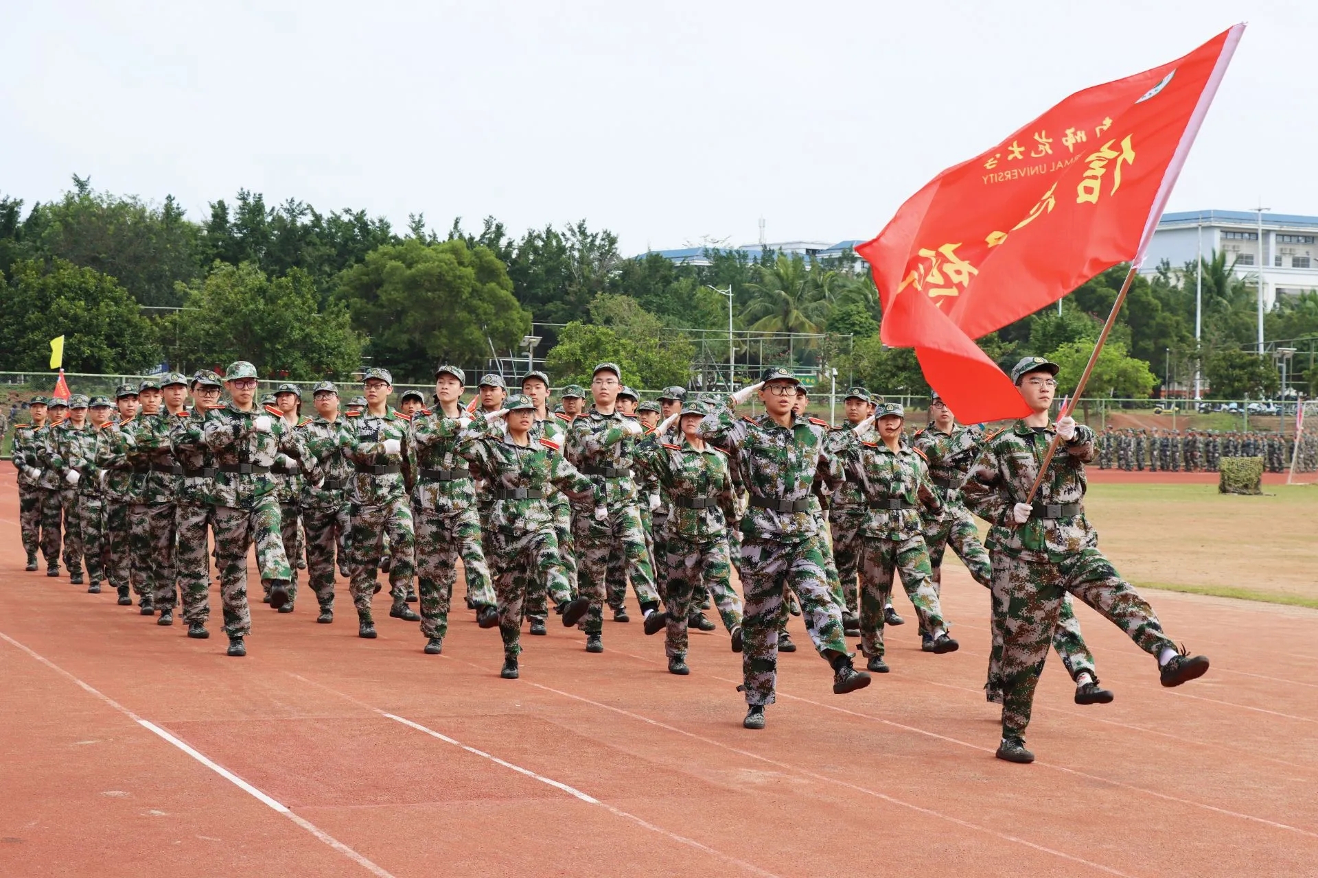 我校举行2022级本科生军训汇报表演暨总结表彰大会