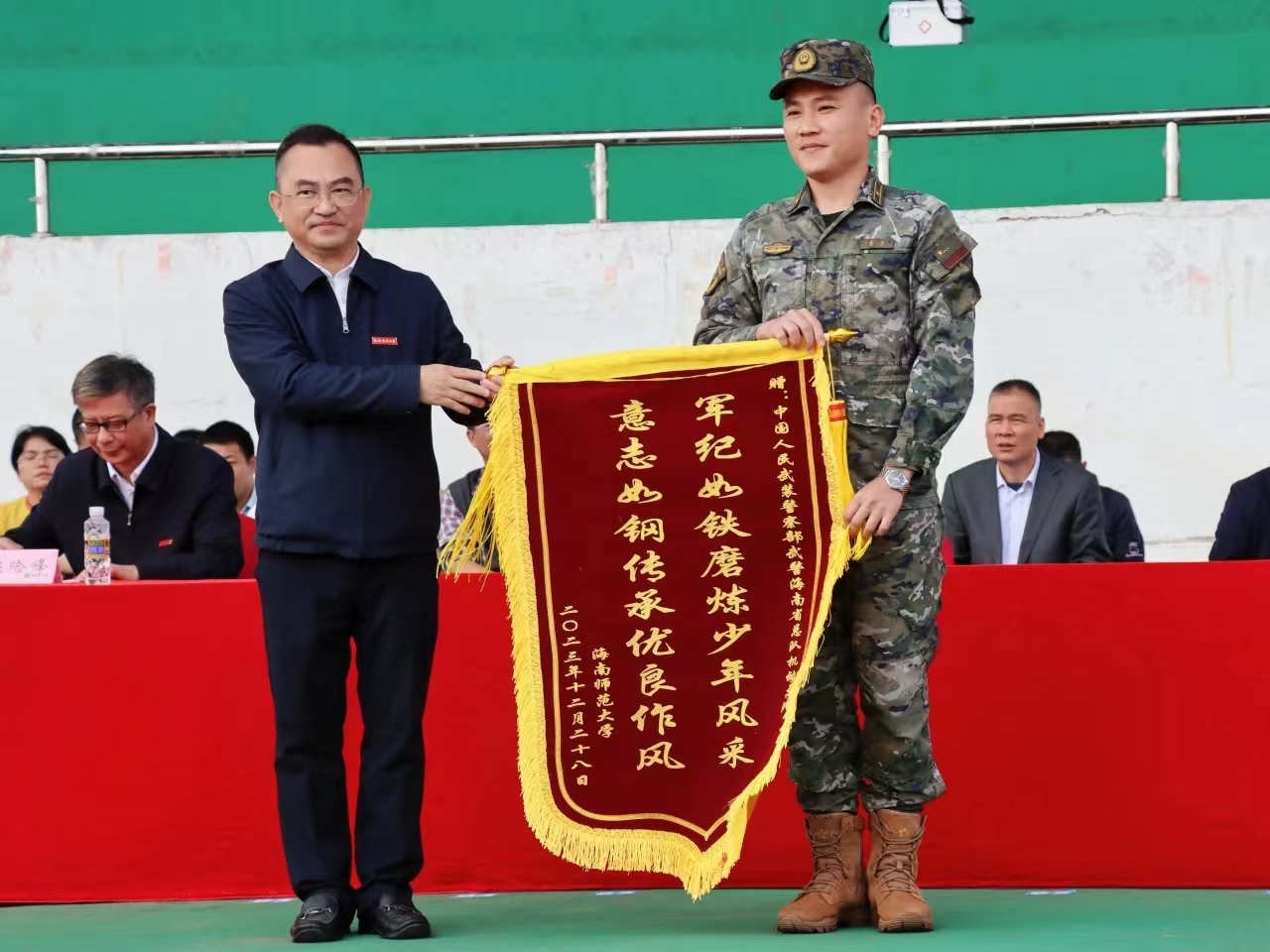 我校举行2022级本科生军训汇报表演暨总结表彰大会