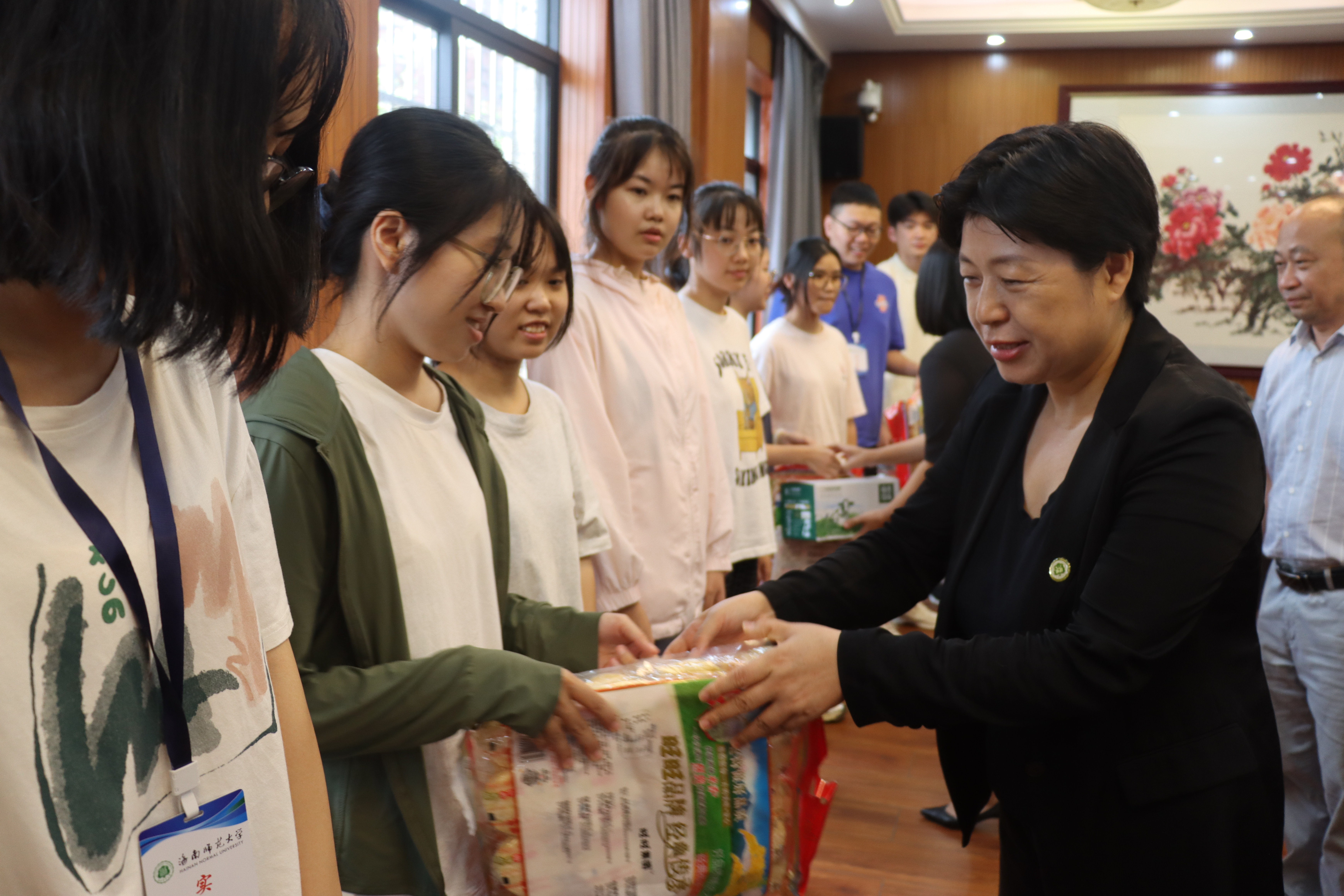 许玫一行走访慰问顶岗实习生和校友